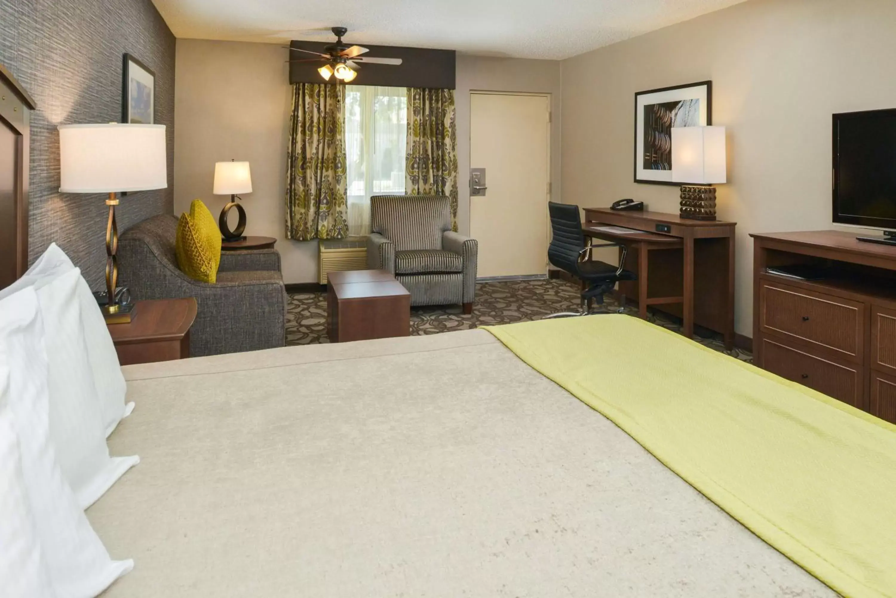 Photo of the whole room, TV/Entertainment Center in Best Western Plus Black Oak