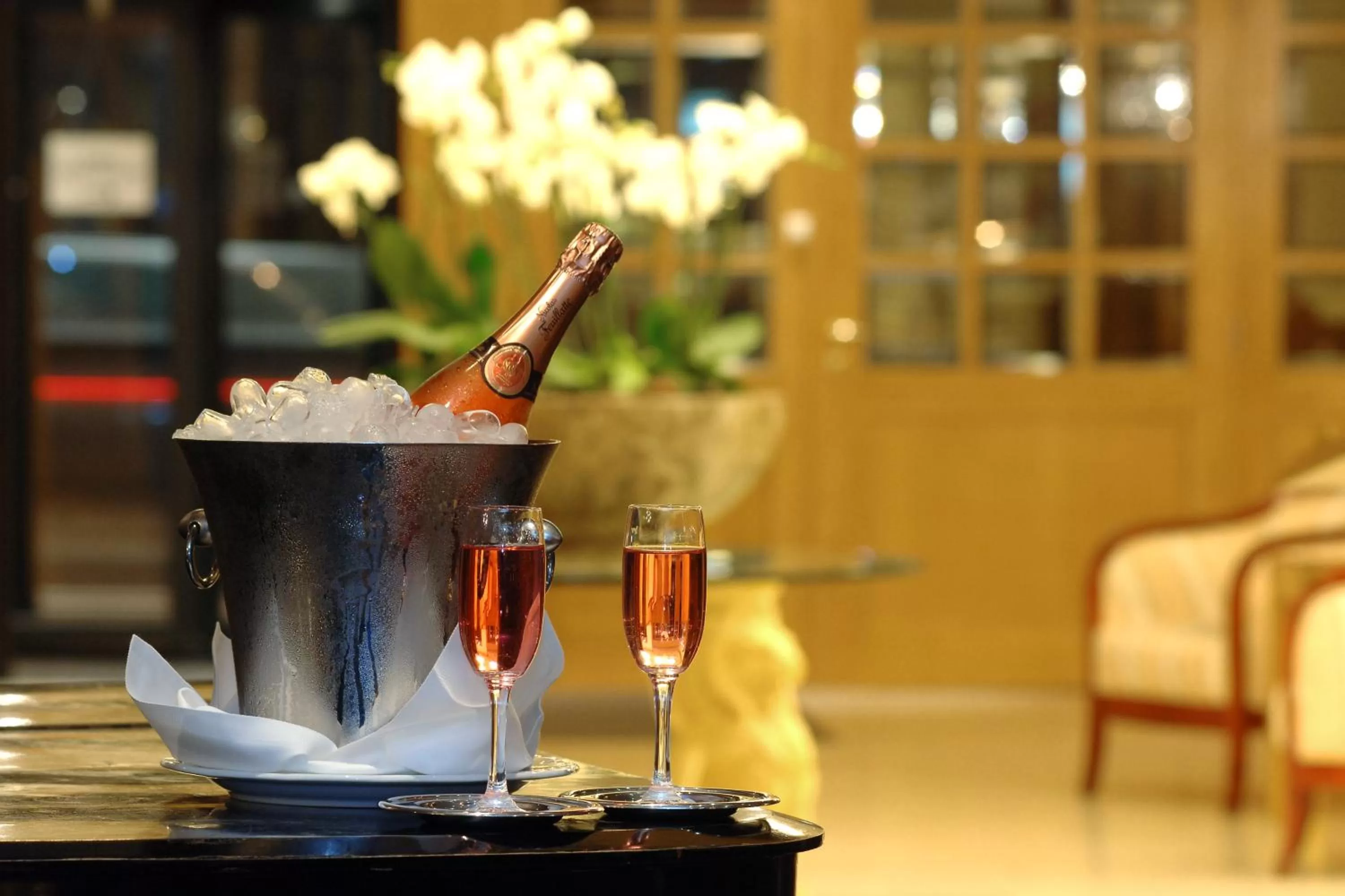 Lounge or bar in Hotel Le Châtelain