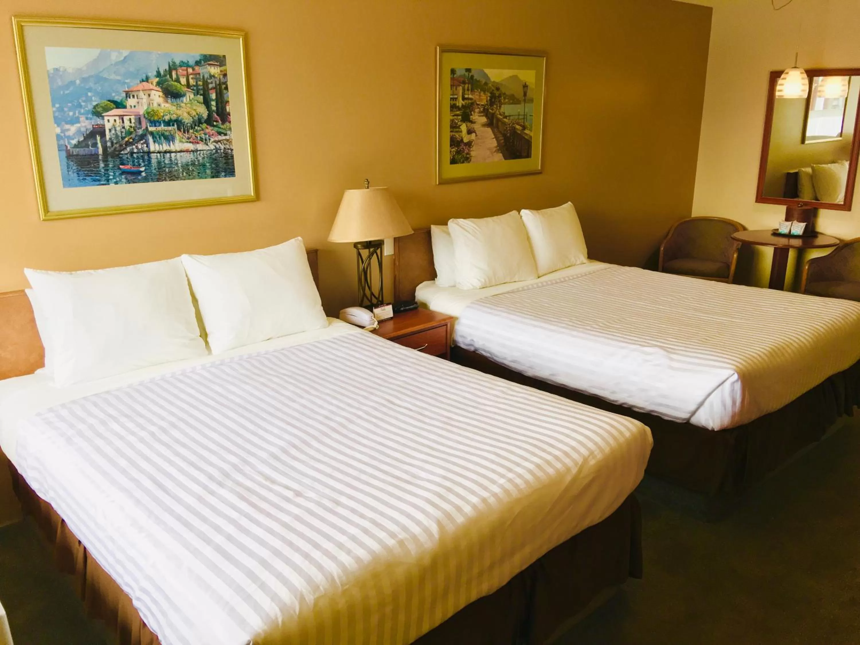 Bed in Thunderbird Motor Inn