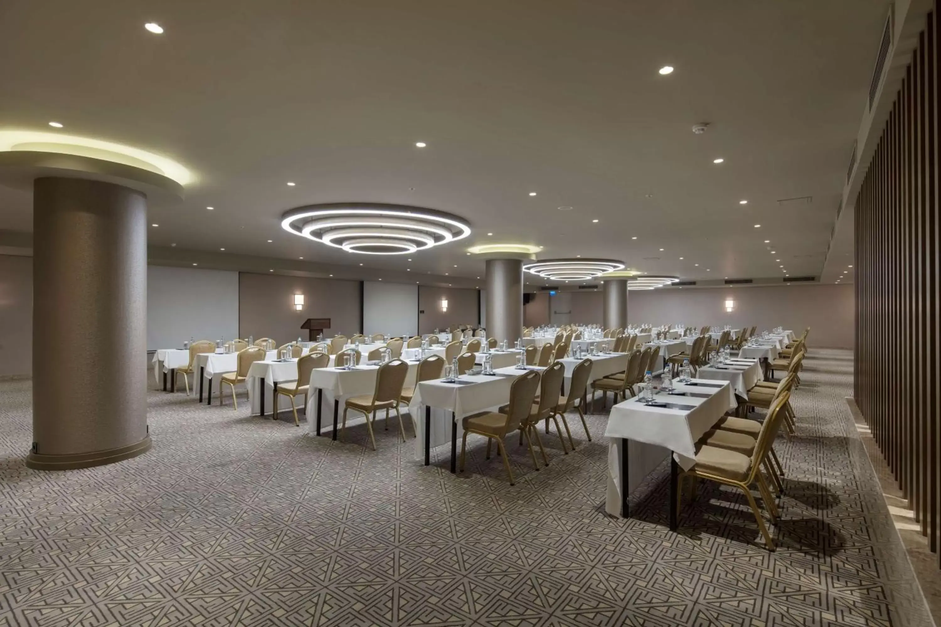Meeting/conference room, Restaurant/Places to Eat in Mersin HiltonSA