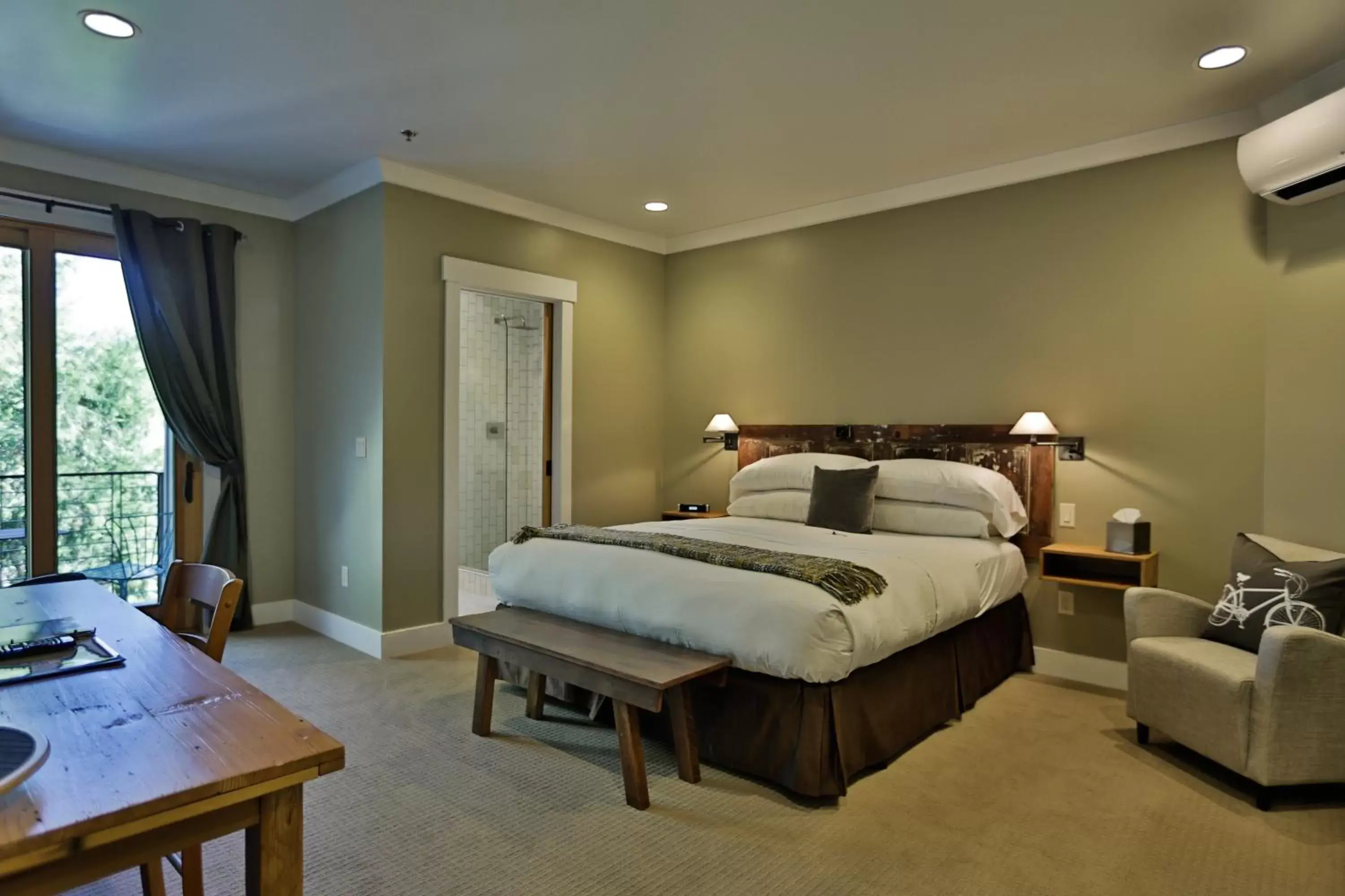 Photo of the whole room, Bed in Hanford House Inn