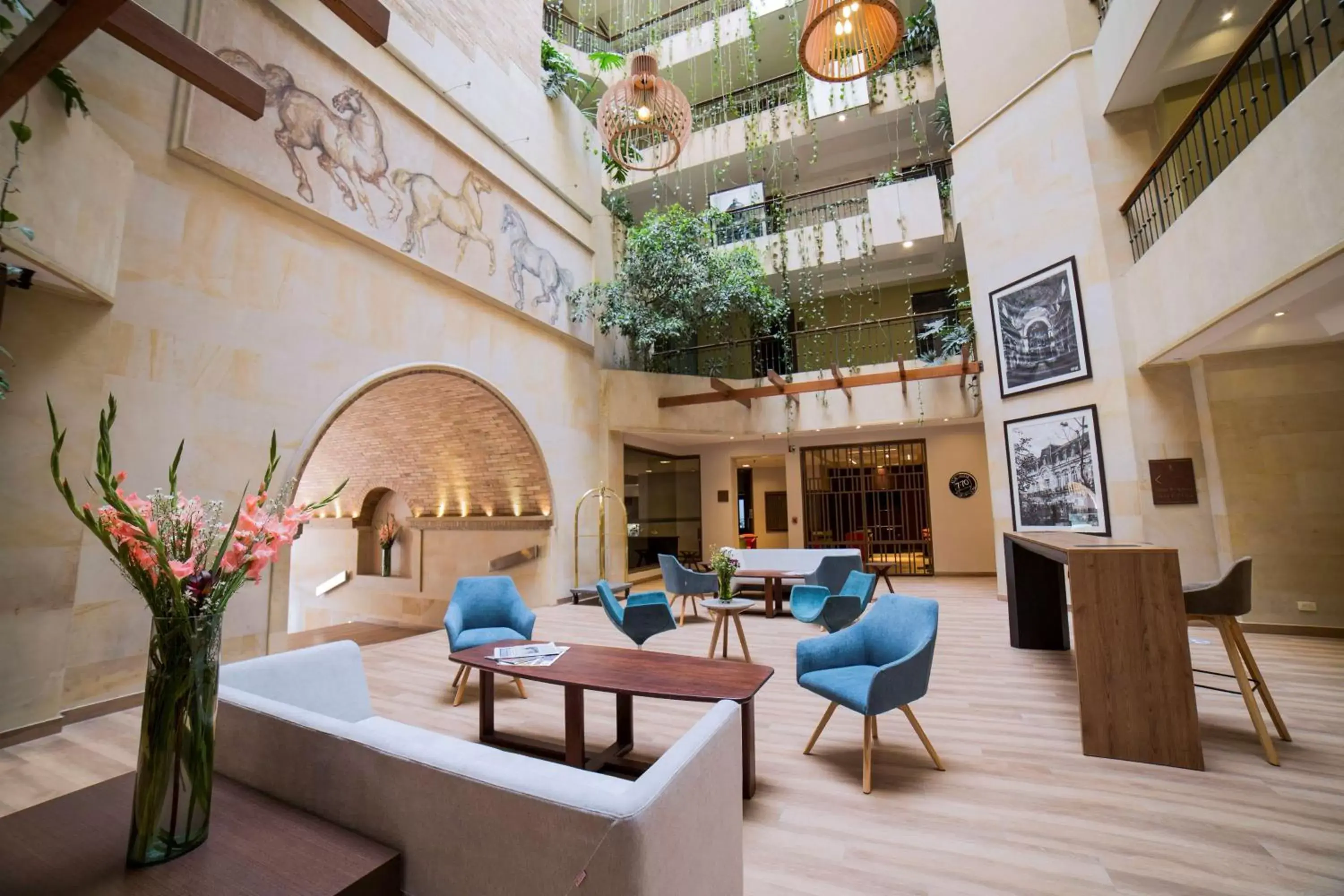 Lobby or reception in Embassy Suites by Hilton Bogotá - Rosales