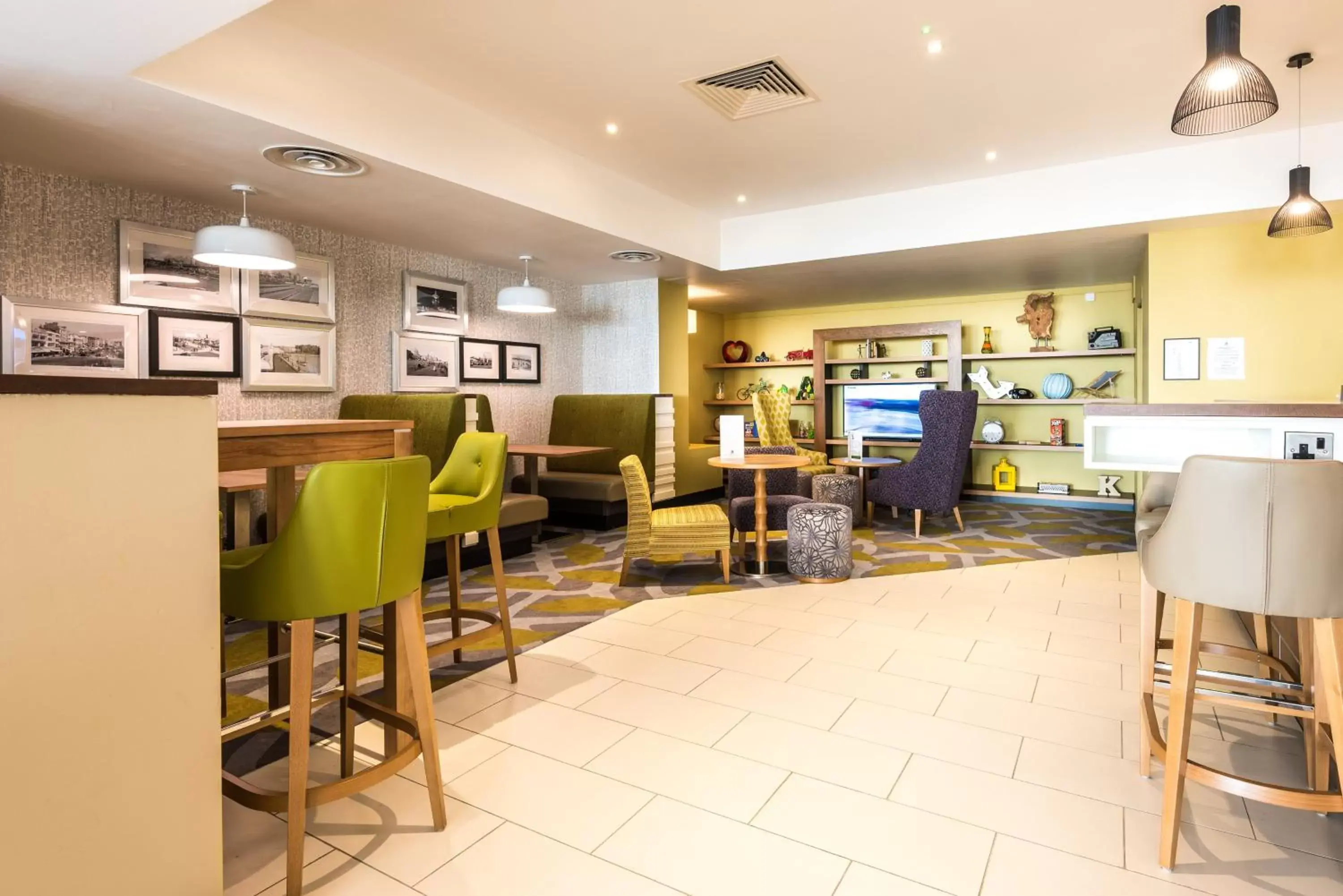 Lounge or bar, Restaurant/Places to Eat in Holiday Inn Brighton Seafront, an IHG Hotel