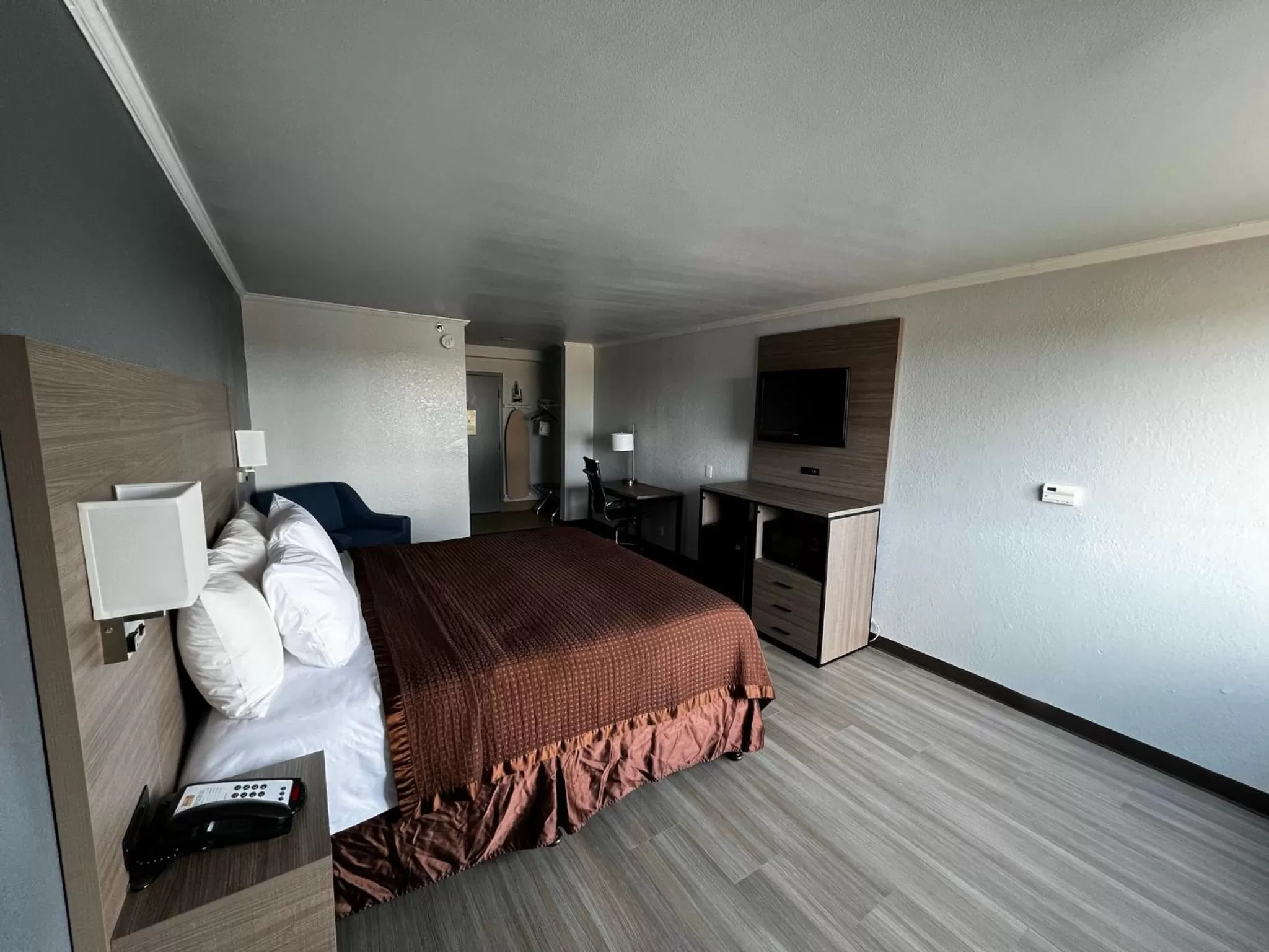 Bed in Super 8 by Wyndham Fort Worth Entertainment District