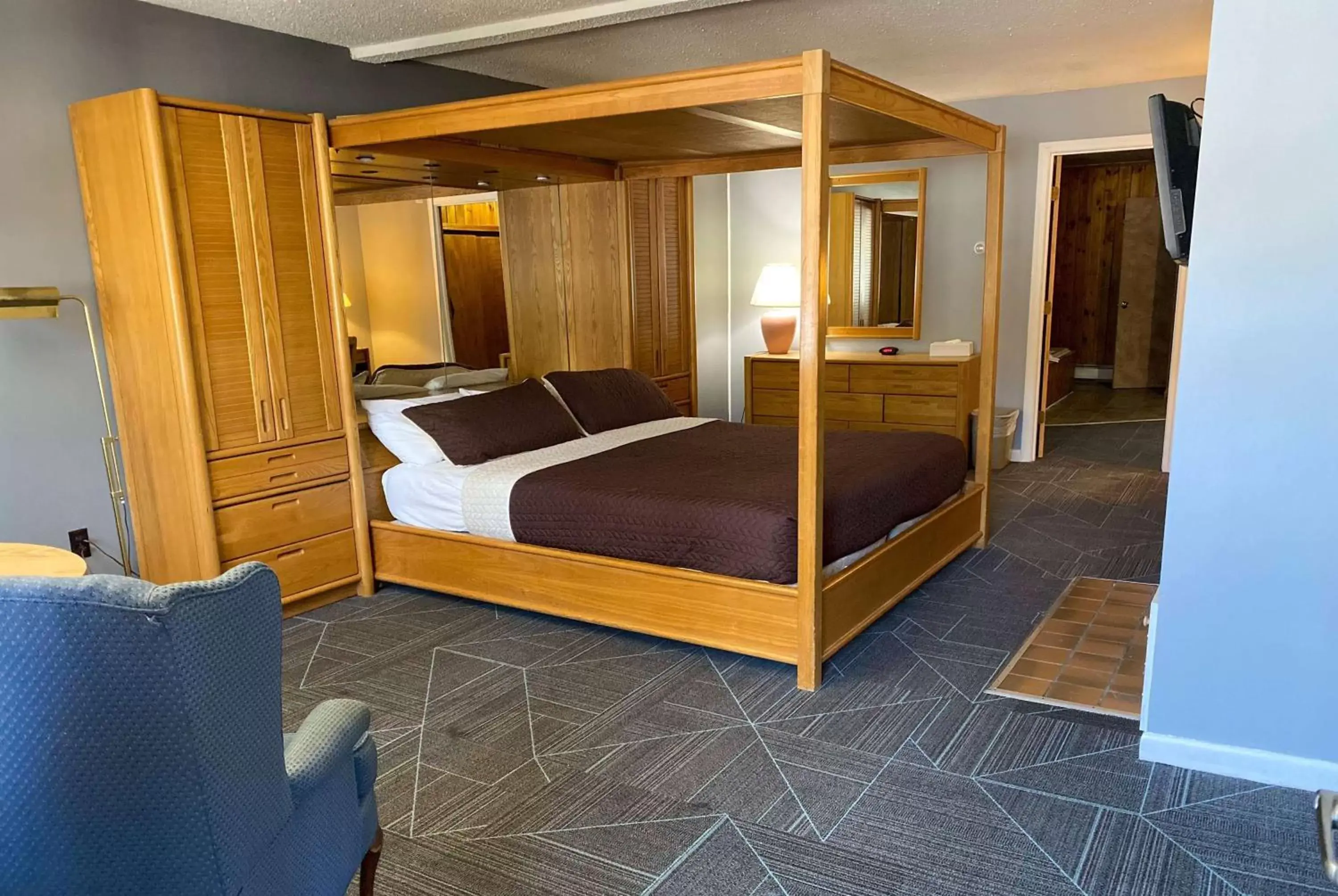 Premier King Room with Jetted Tub, Non-Smoking in Travelodge by Wyndham Lincoln Near White Mountain Premier King Room with Jetted Tub, Non-Smoking in Travelodge by Wyndham Lincoln Near White Mountain