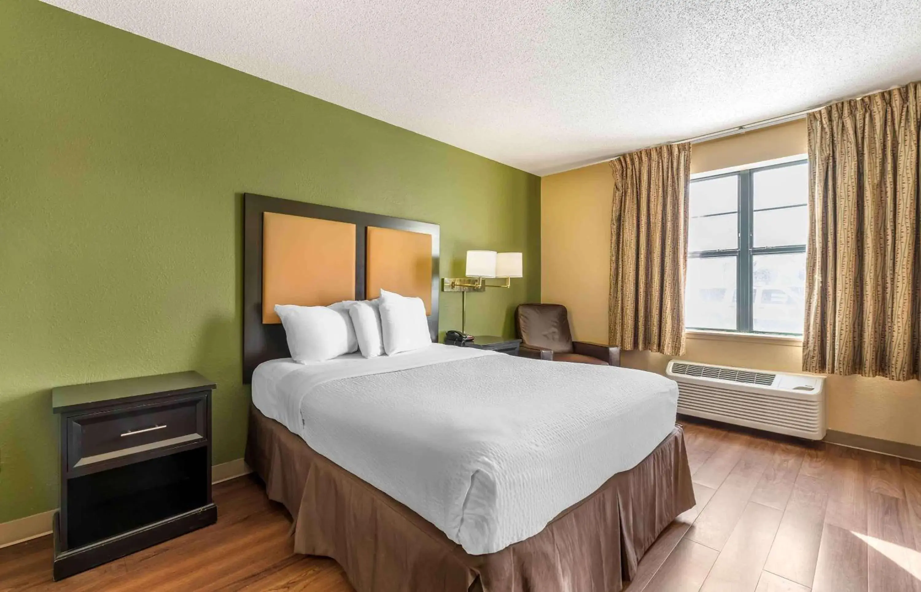 Bedroom, Bed in Extended Stay America Suites - Minneapolis - Maple Grove