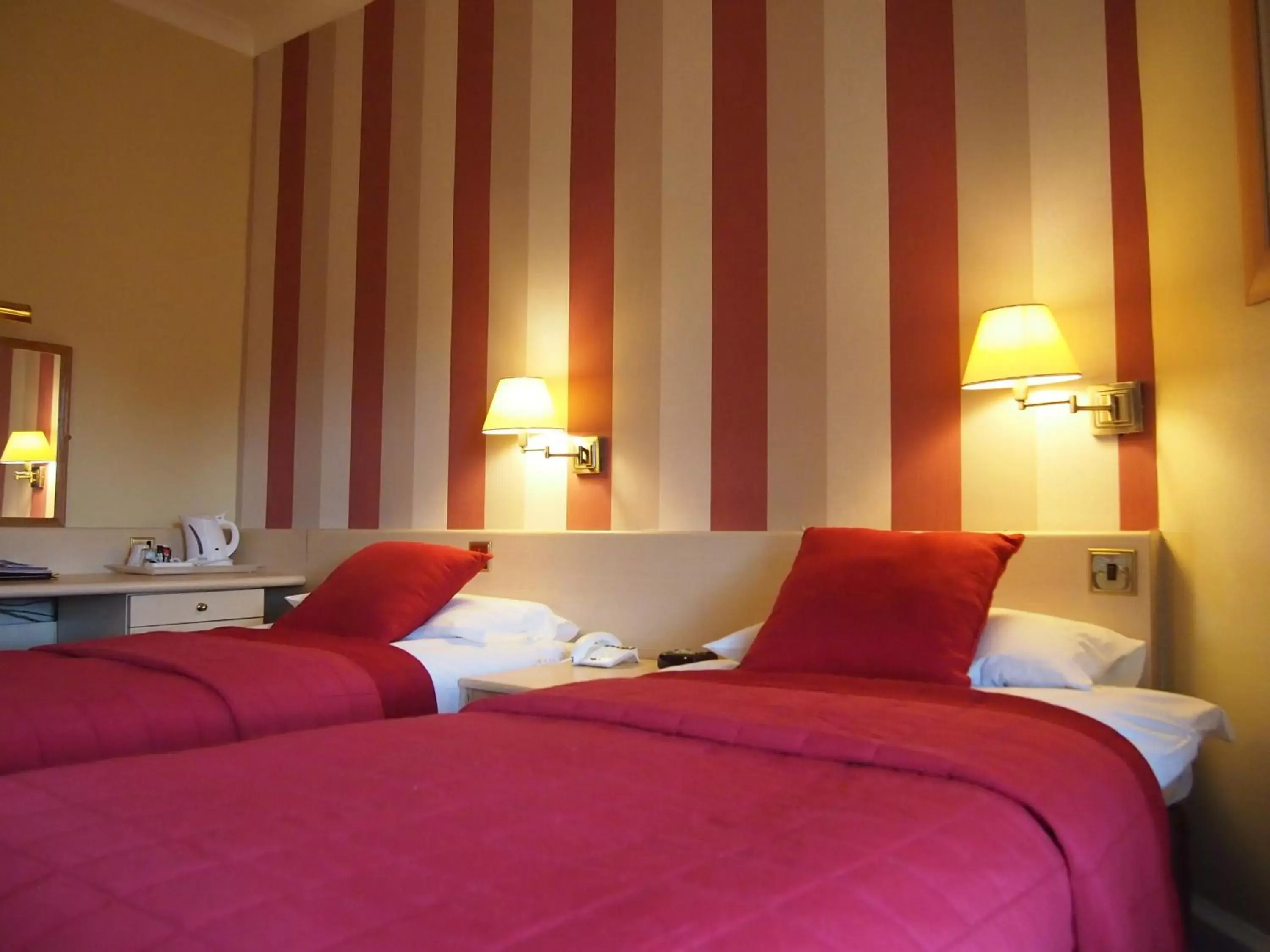 Bed in Thistle Hotel