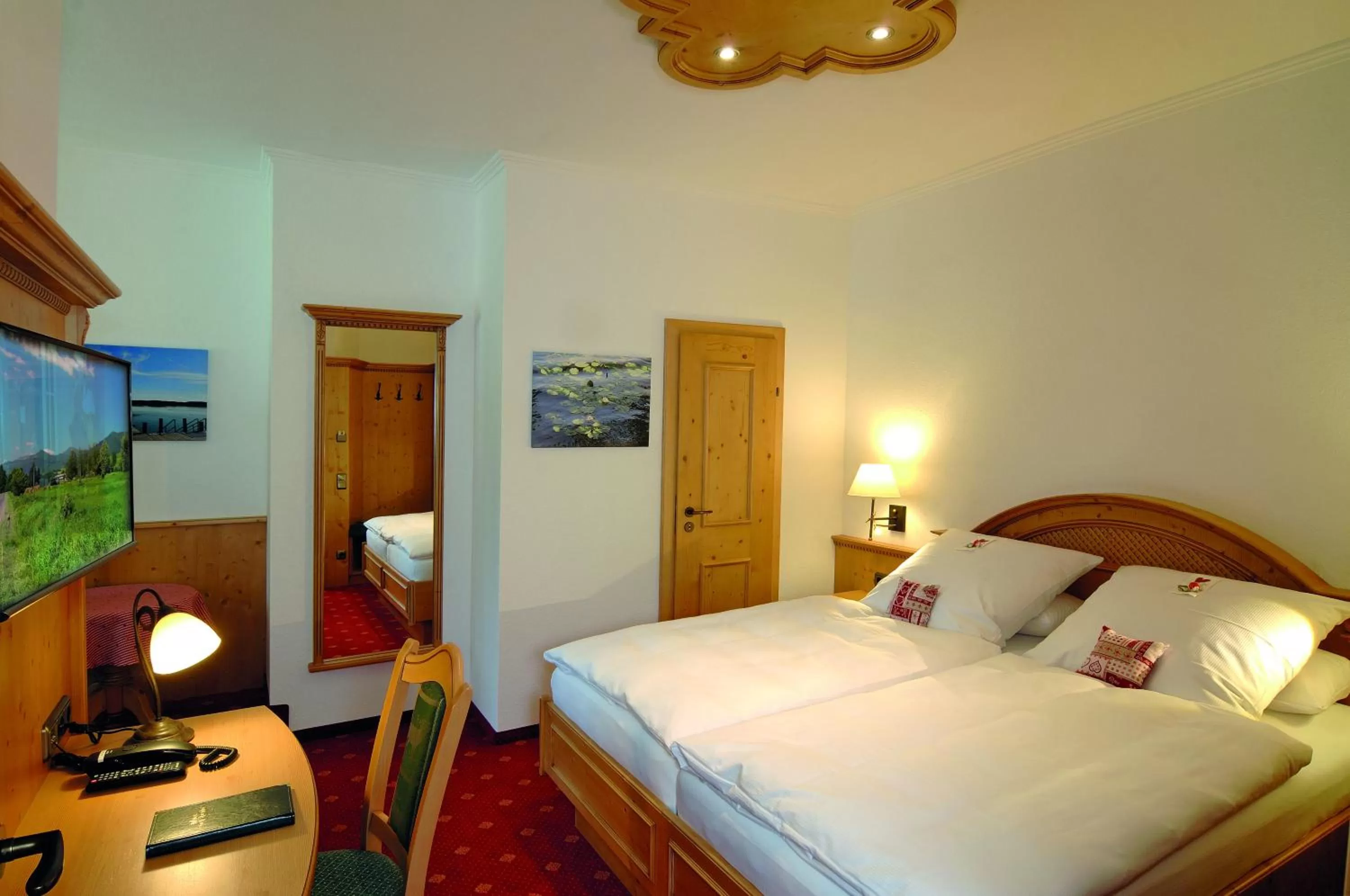 Bedroom, Bed in Hotel Alpenhof - ruhige Wohlfühloase zwischen München, dem Fünf-Seenland und den Bergen, in S-Bahnnähe