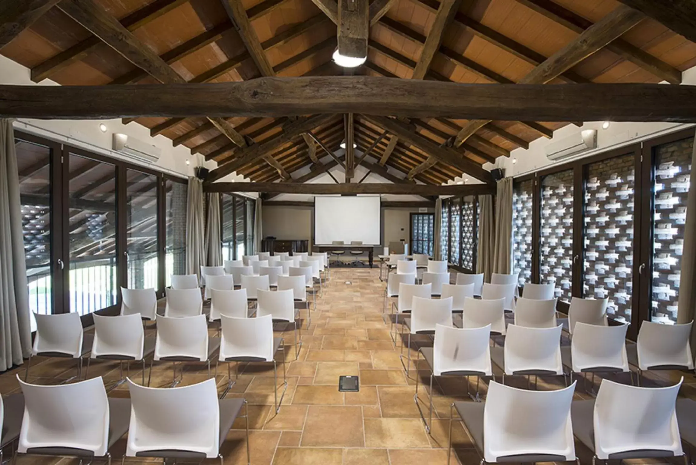 Business facilities, Banquet Facilities in Hotel Sesmones