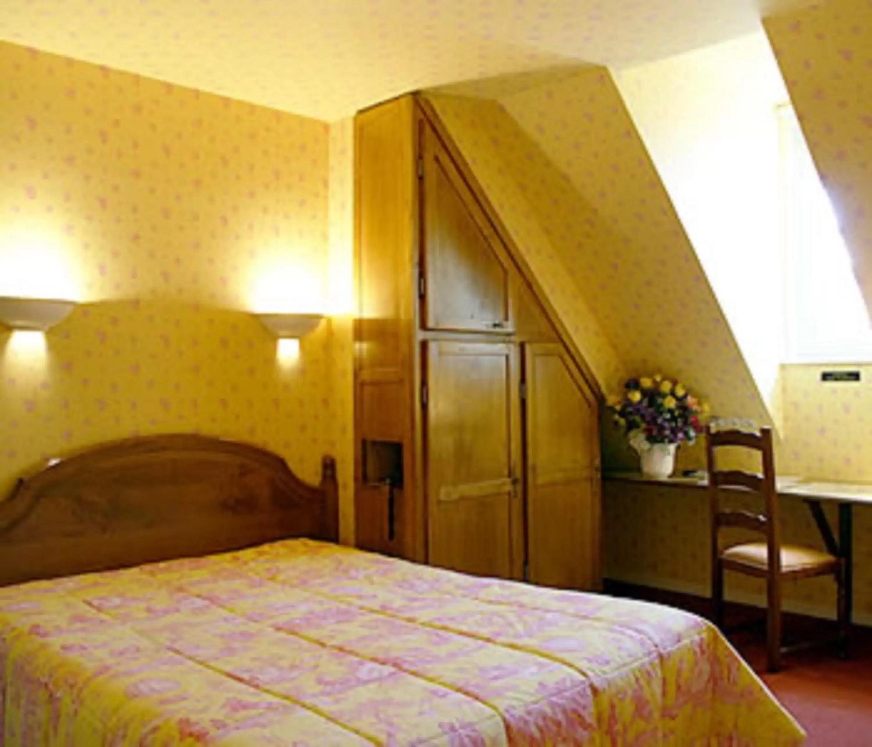 Bed in Belle Hôtel, Lille Ouest