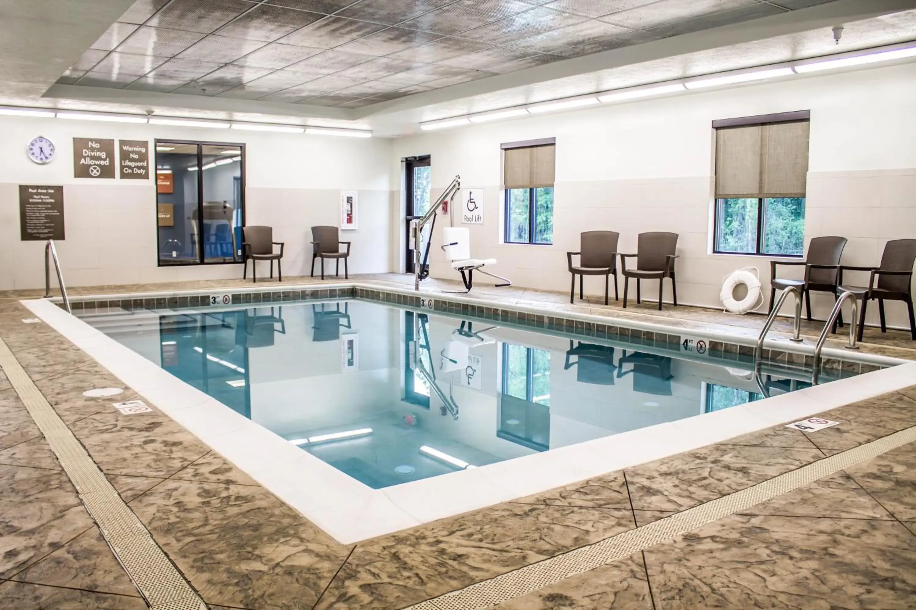 Swimming pool in Comfort Suites Hartville-North Canton Swimming pool in Comfort Suites Hartville-North Canton