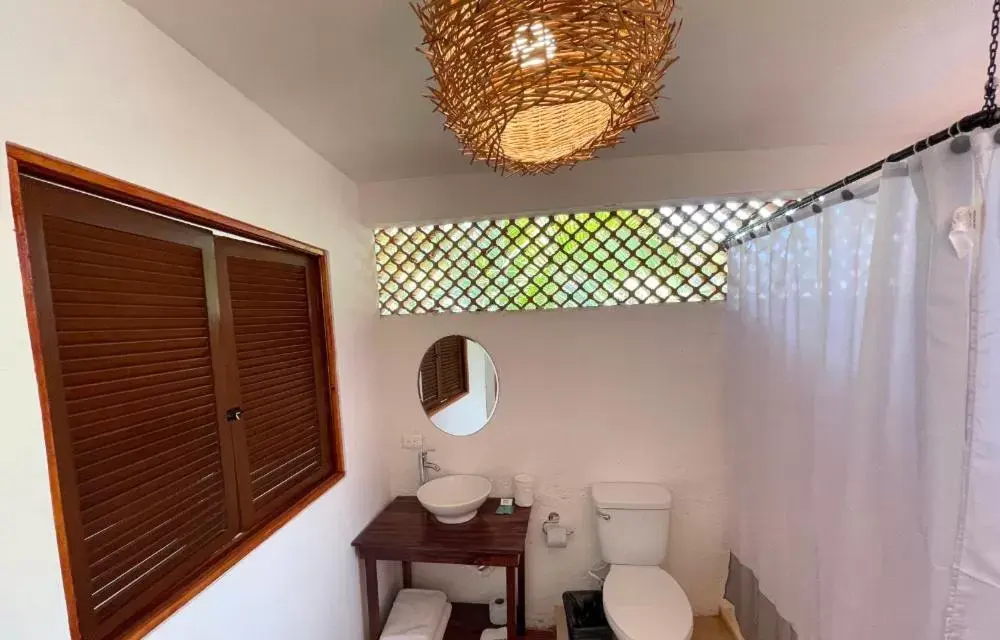 Toilet in Hotel Villas Colibrí Suites & Bungalows