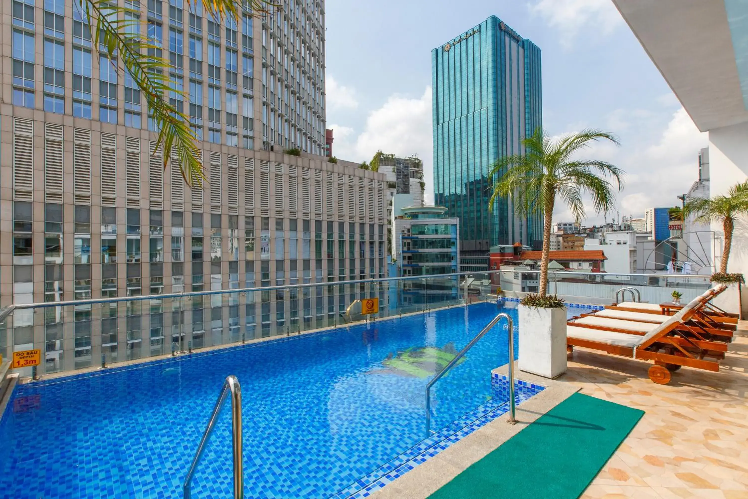 Pool view, Swimming Pool in Huong Sen Annex Hotel