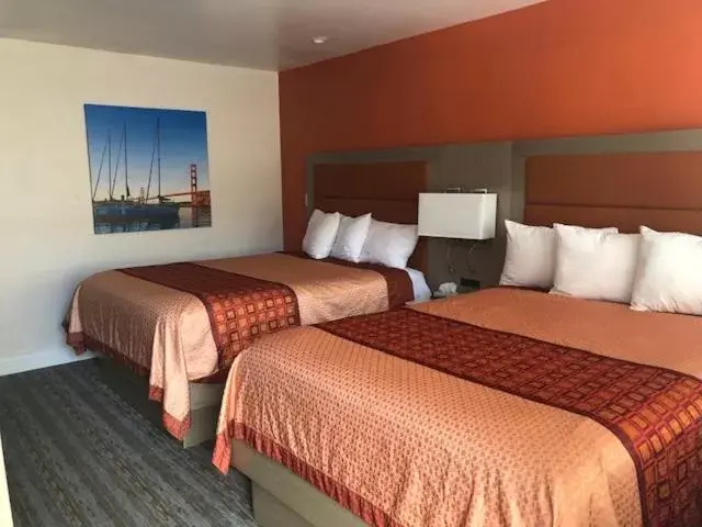 Photo of the whole room, Bed in Presidio Parkway Inn