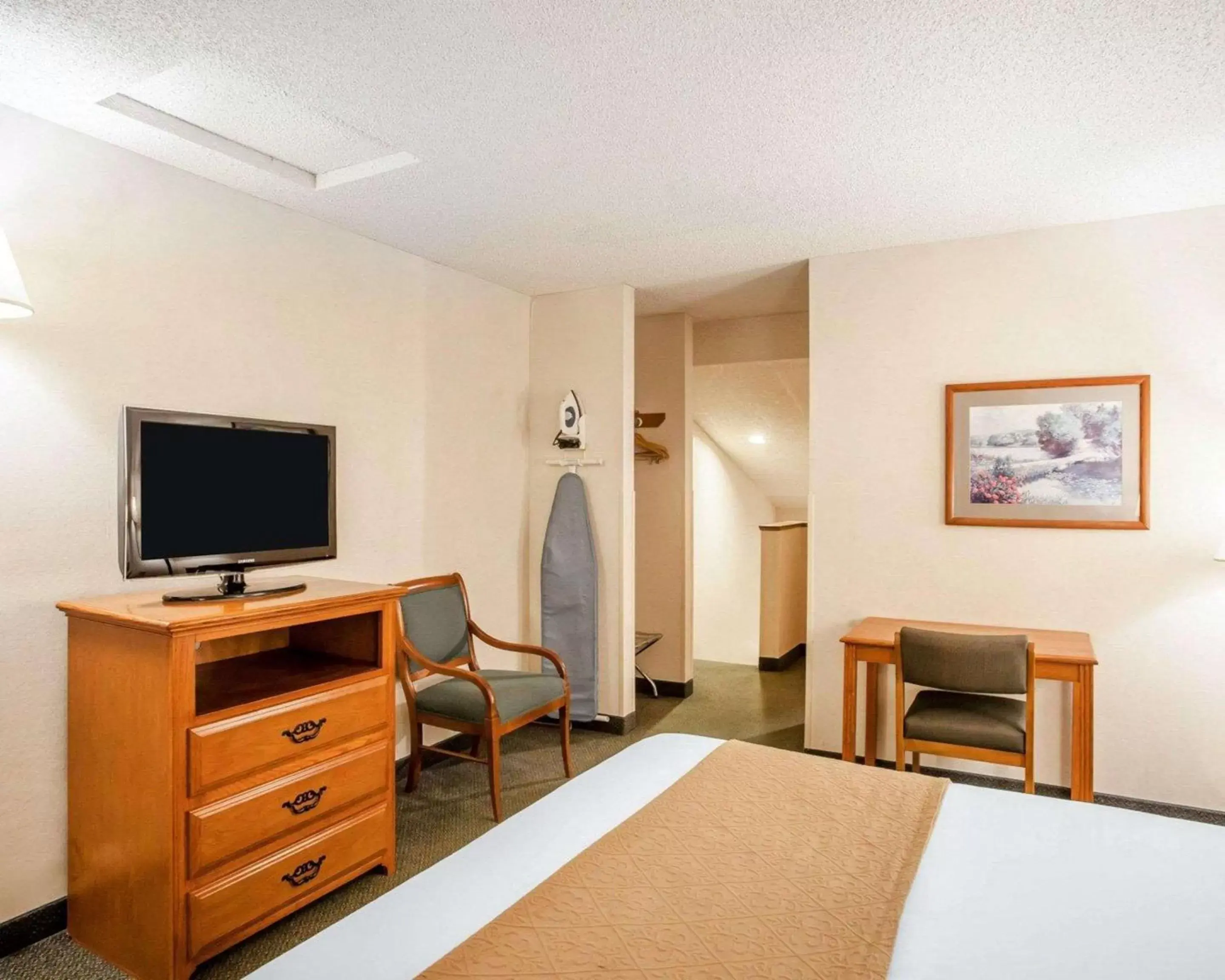 Photo of the whole room, TV/Entertainment Center in Quality Inn Mount Vernon