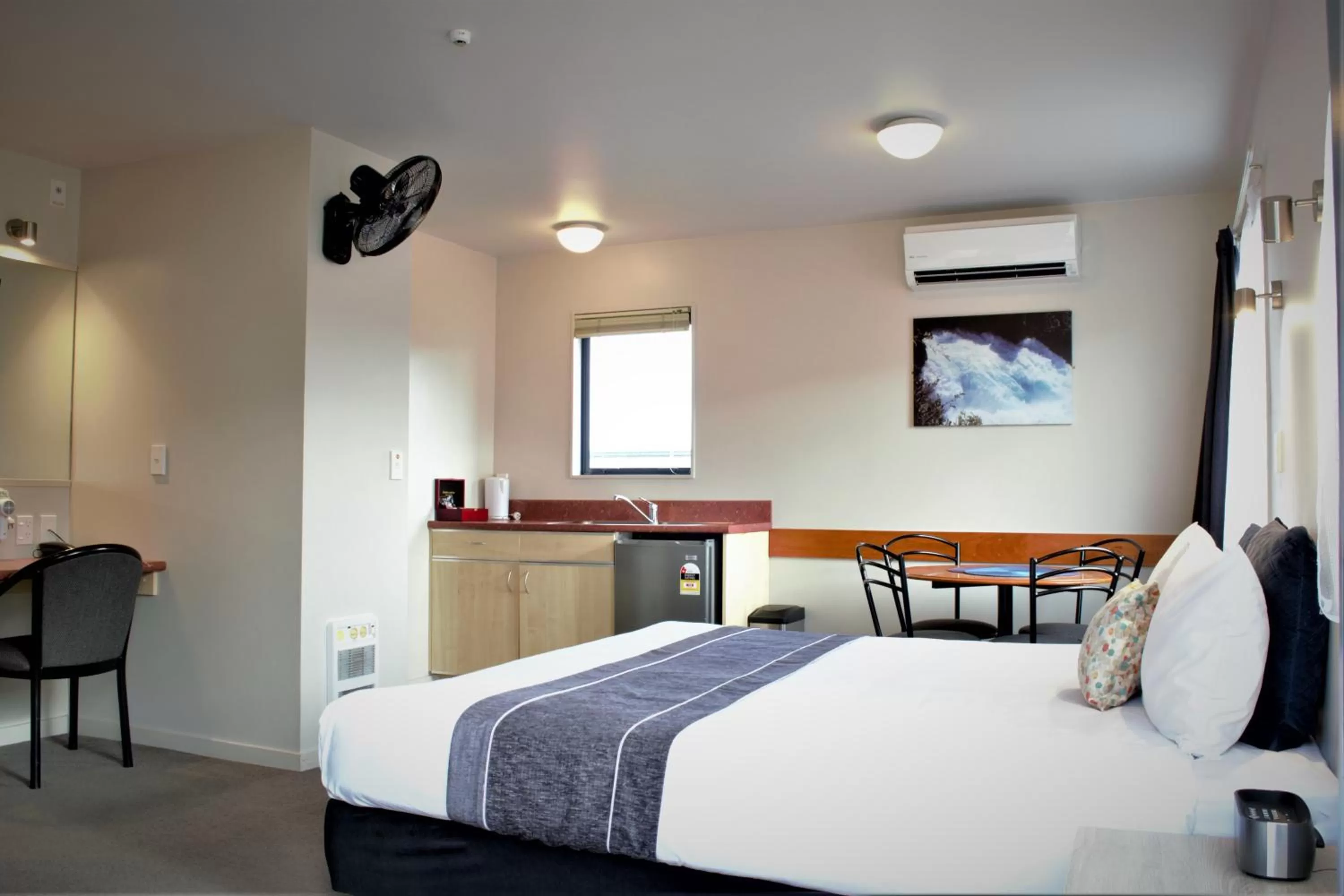 Kitchen or kitchenette, Bed in Bella Vista Taupo
