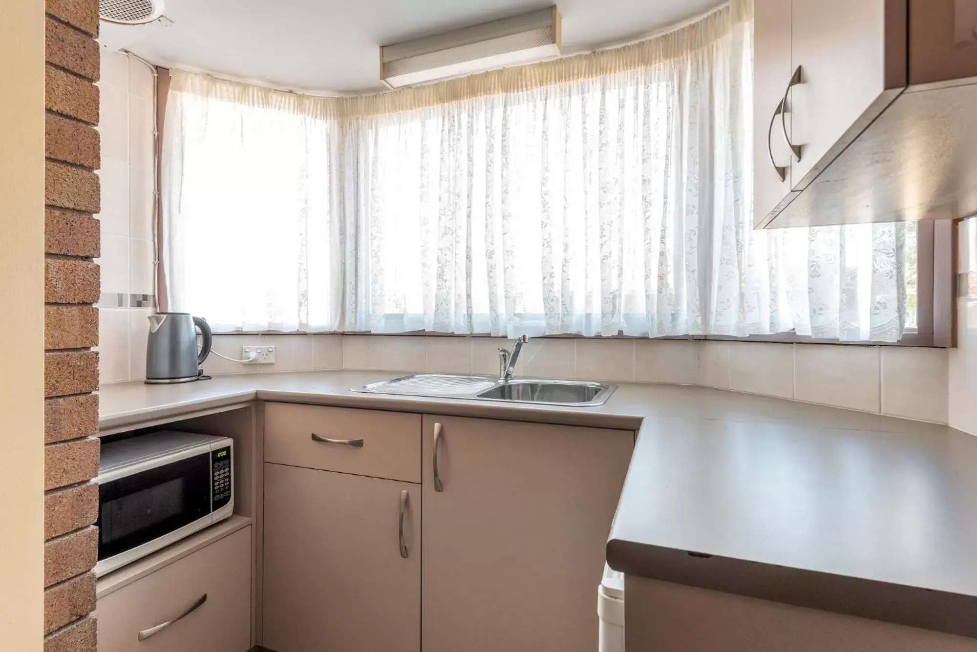 Kitchen or kitchenette, Kitchen/Kitchenette in Bomaderry Motor Inn