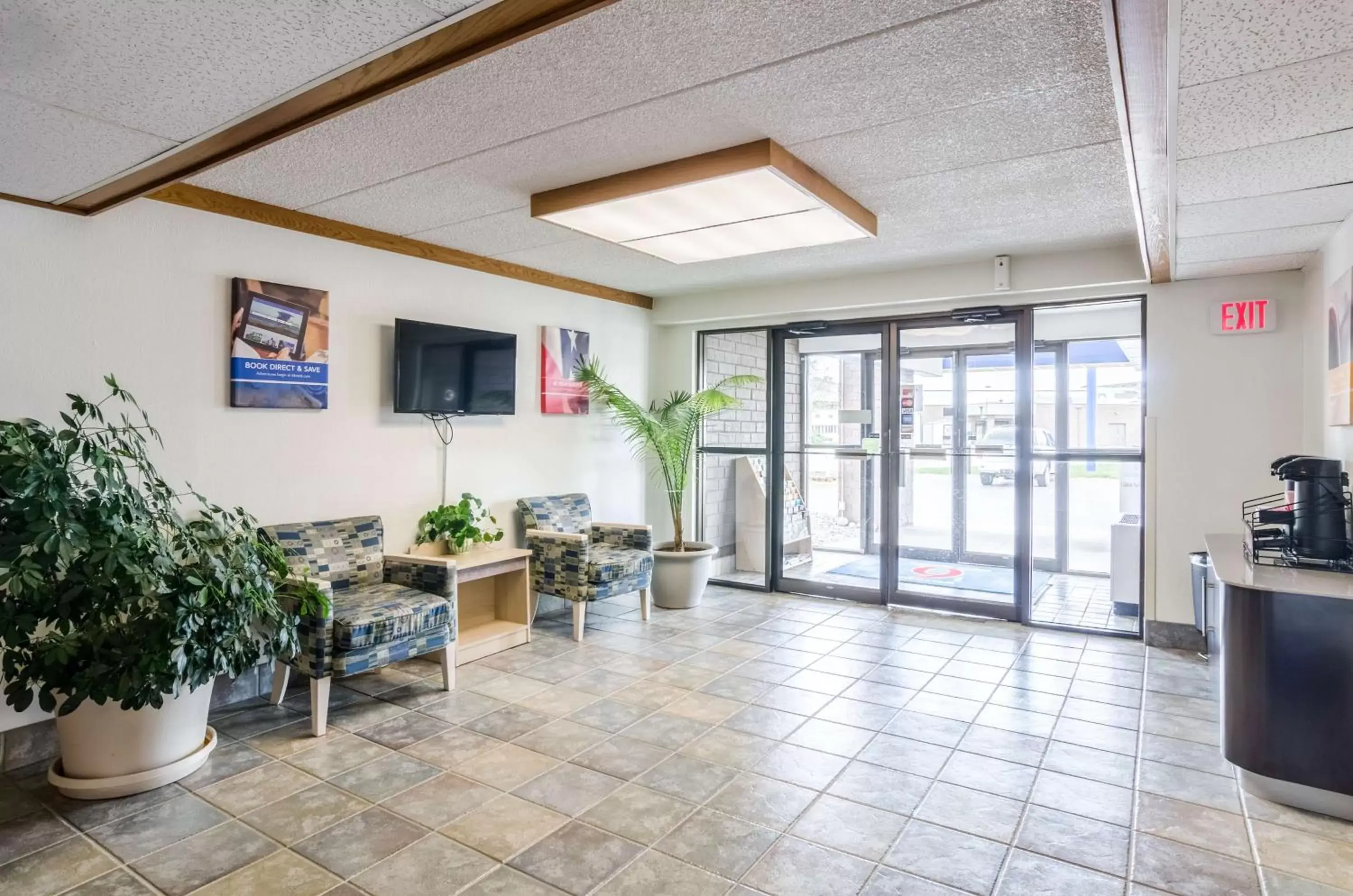 Communal lounge/ TV room, Lobby/Reception in Baymont by Wyndham Gillette