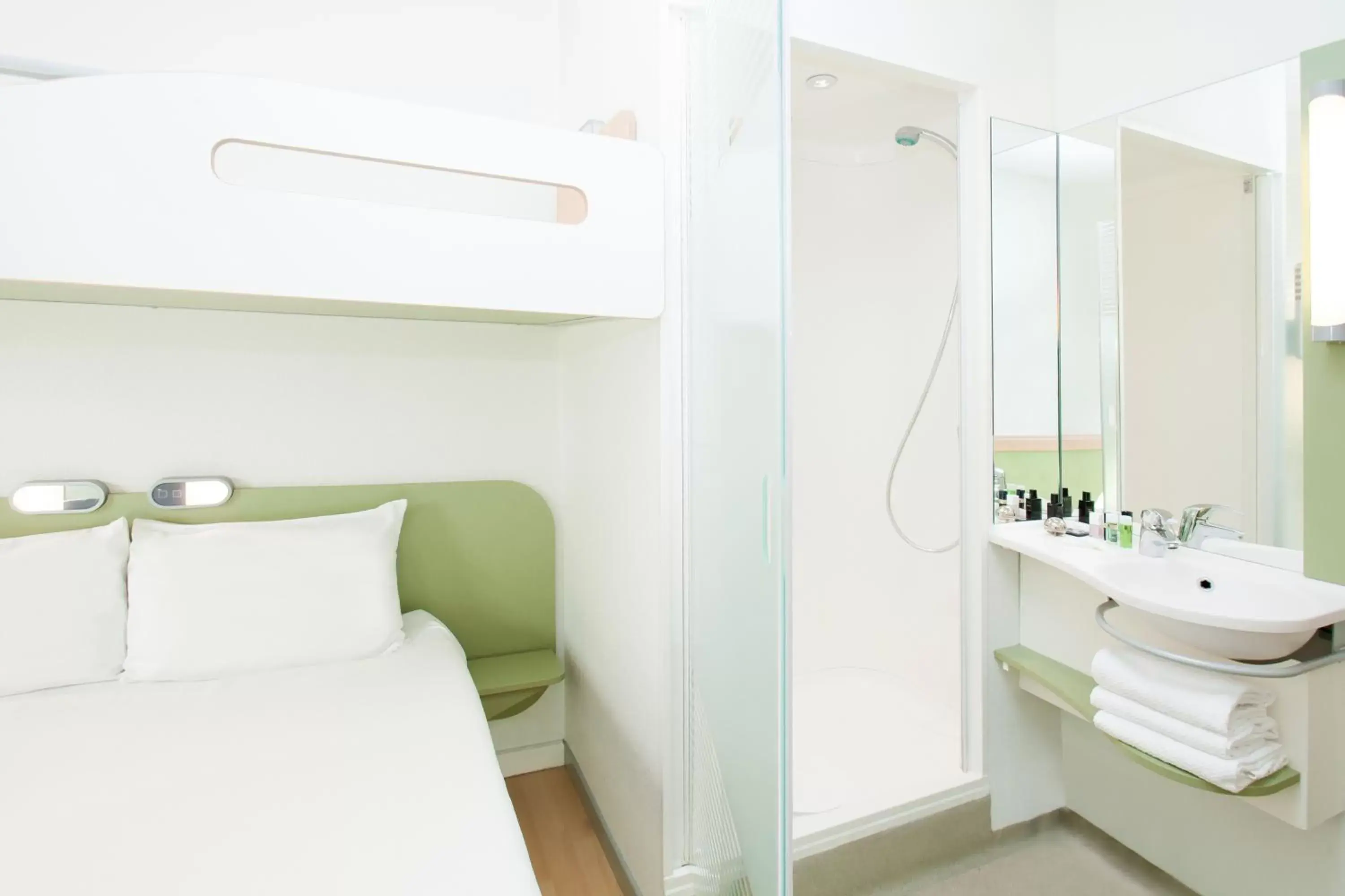 Shower, Bathroom in ibis budget Hamburg St Pauli Messe