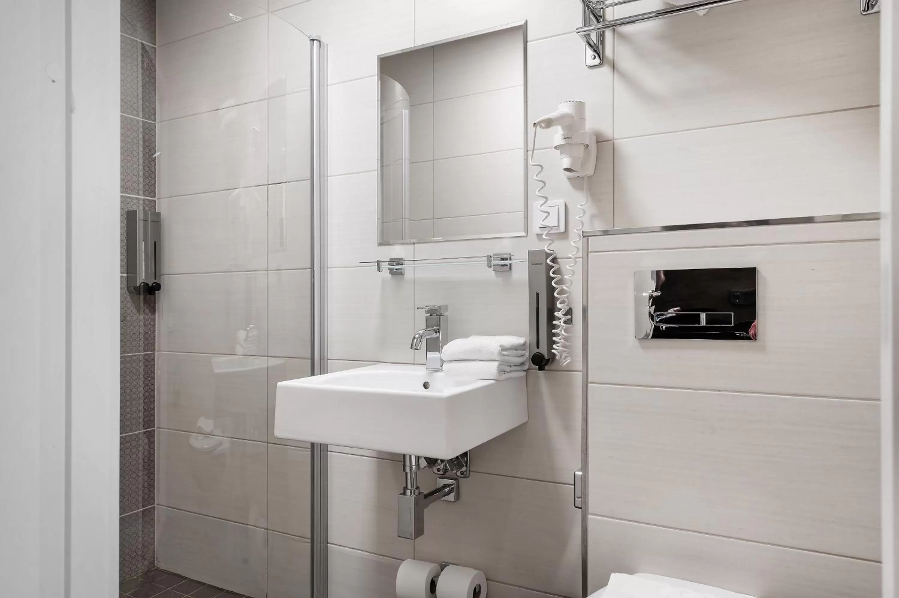 Shower in Hotel Point