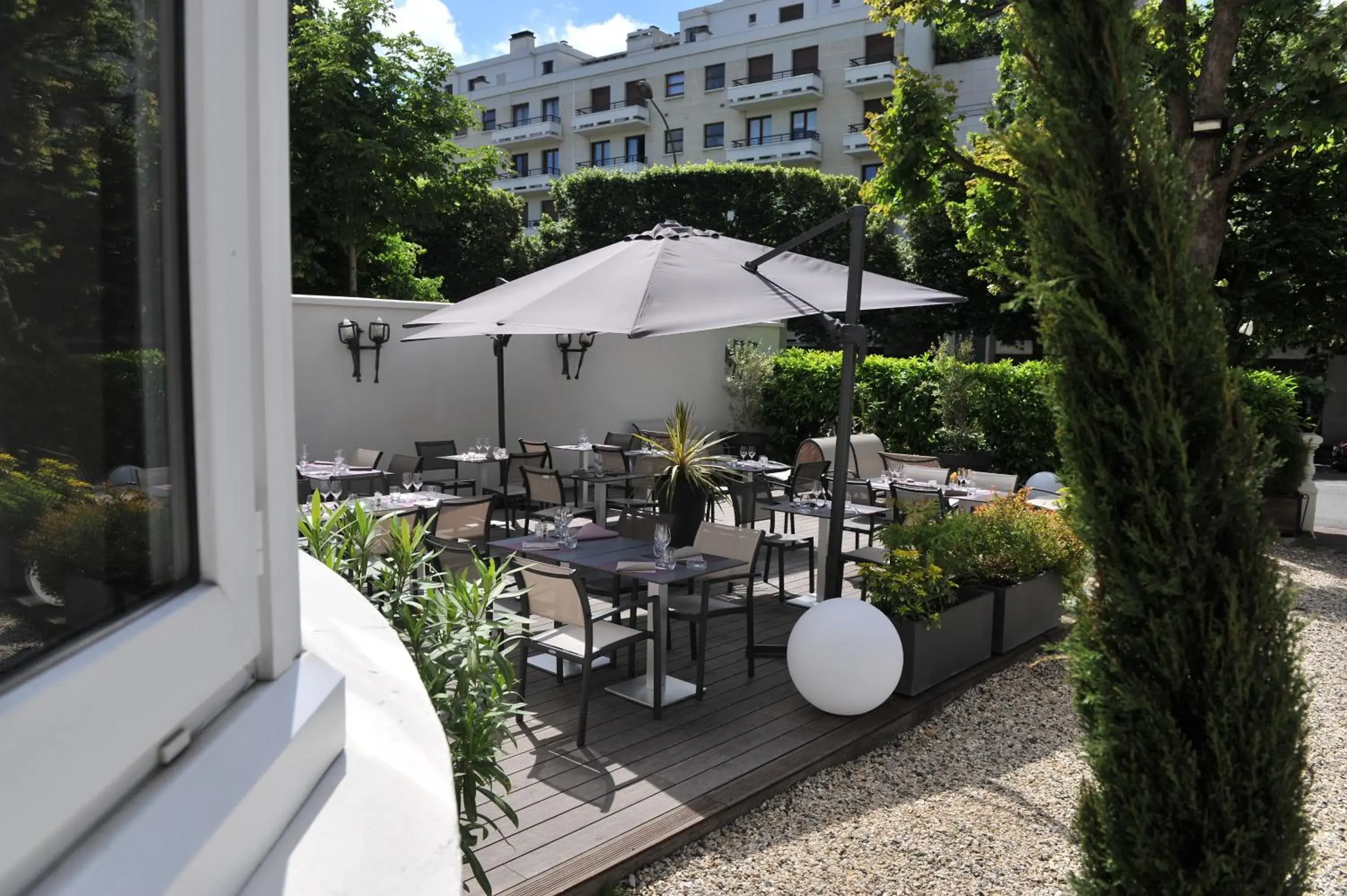 Garden view in Mercure Paris Saint Cloud Hippodrome Garden view in Mercure Paris Saint Cloud Hippodrome