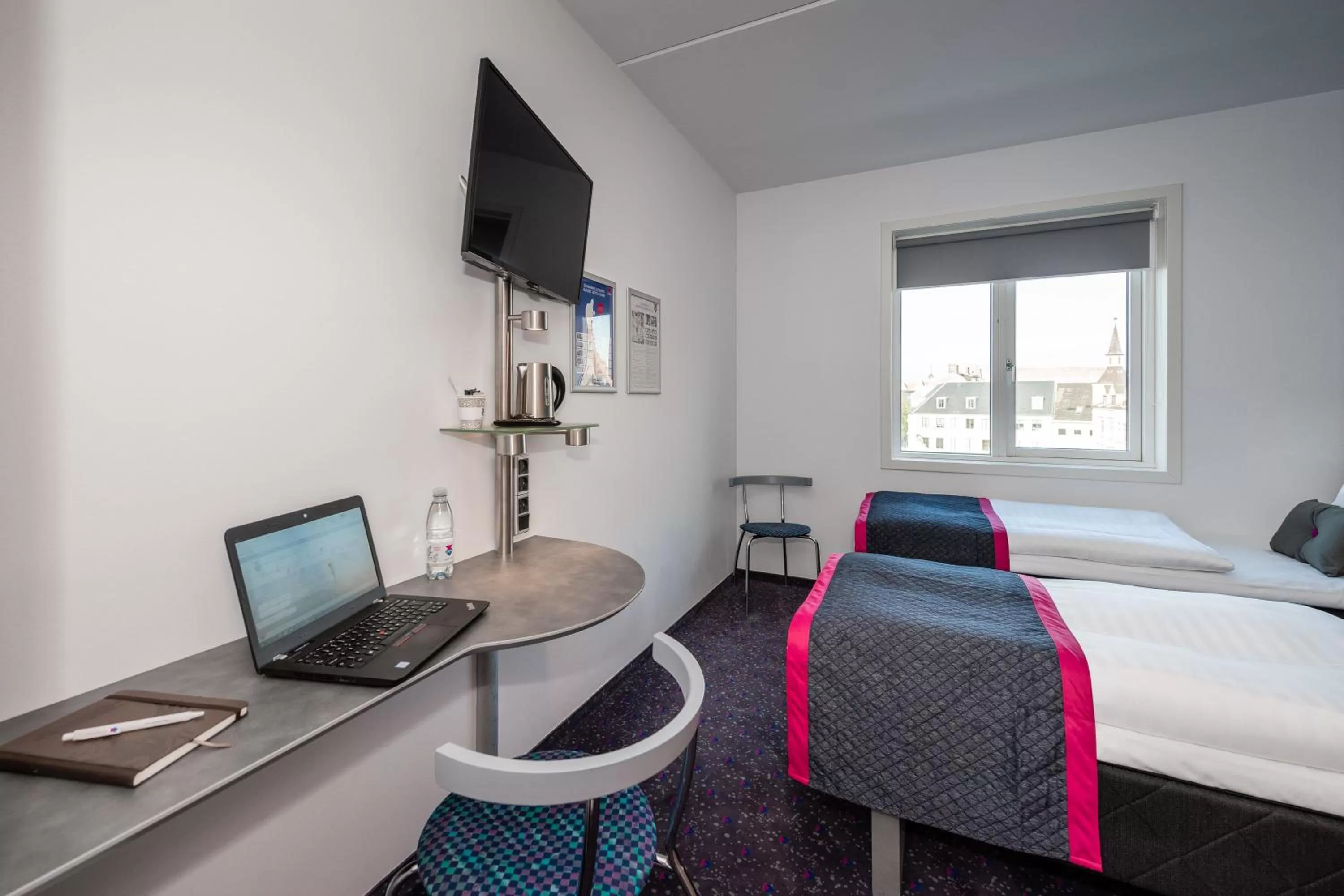 Shower, Bed in Cabinn Aalborg