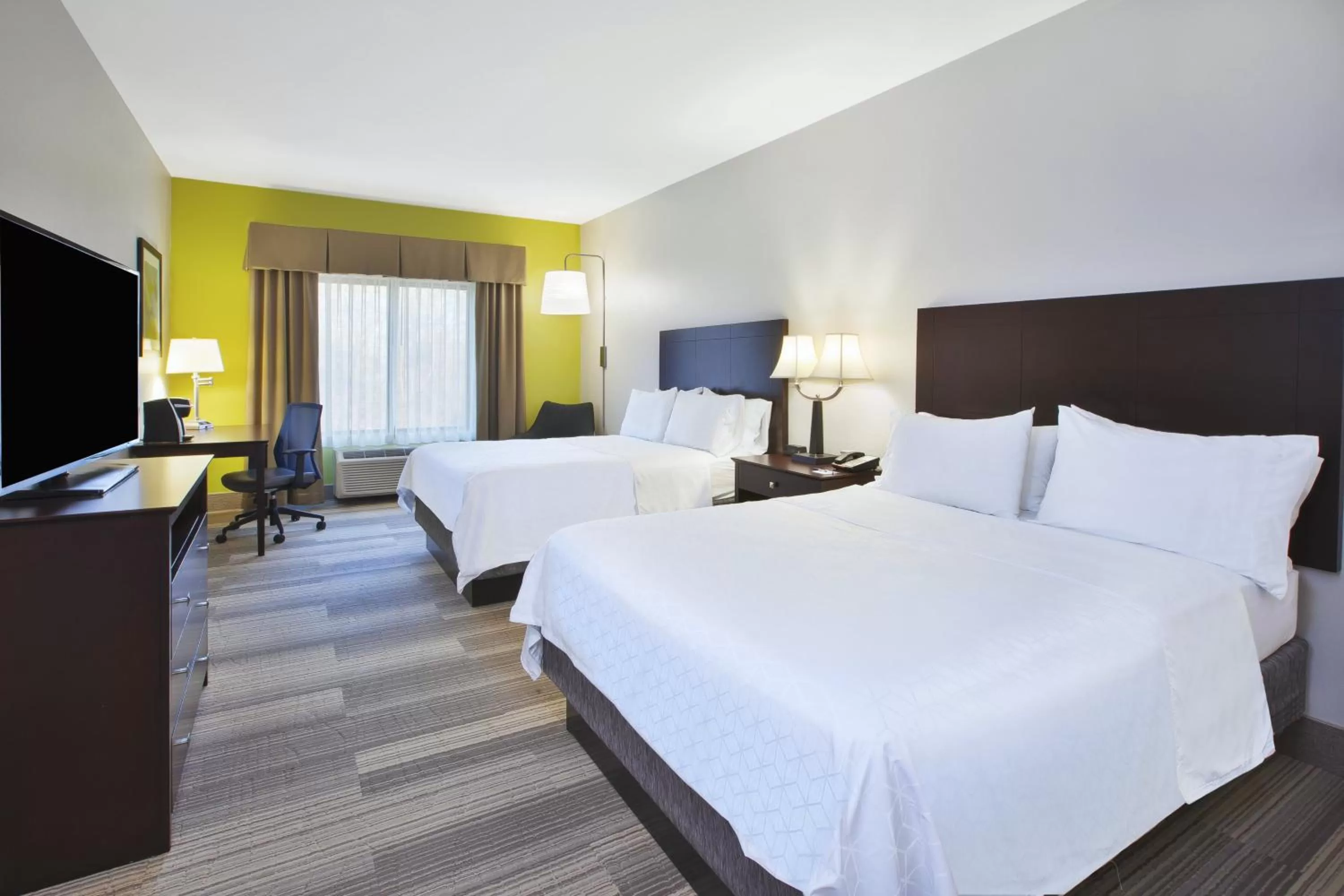 Photo of the whole room, Bed in Holiday Inn Express Niles by IHG