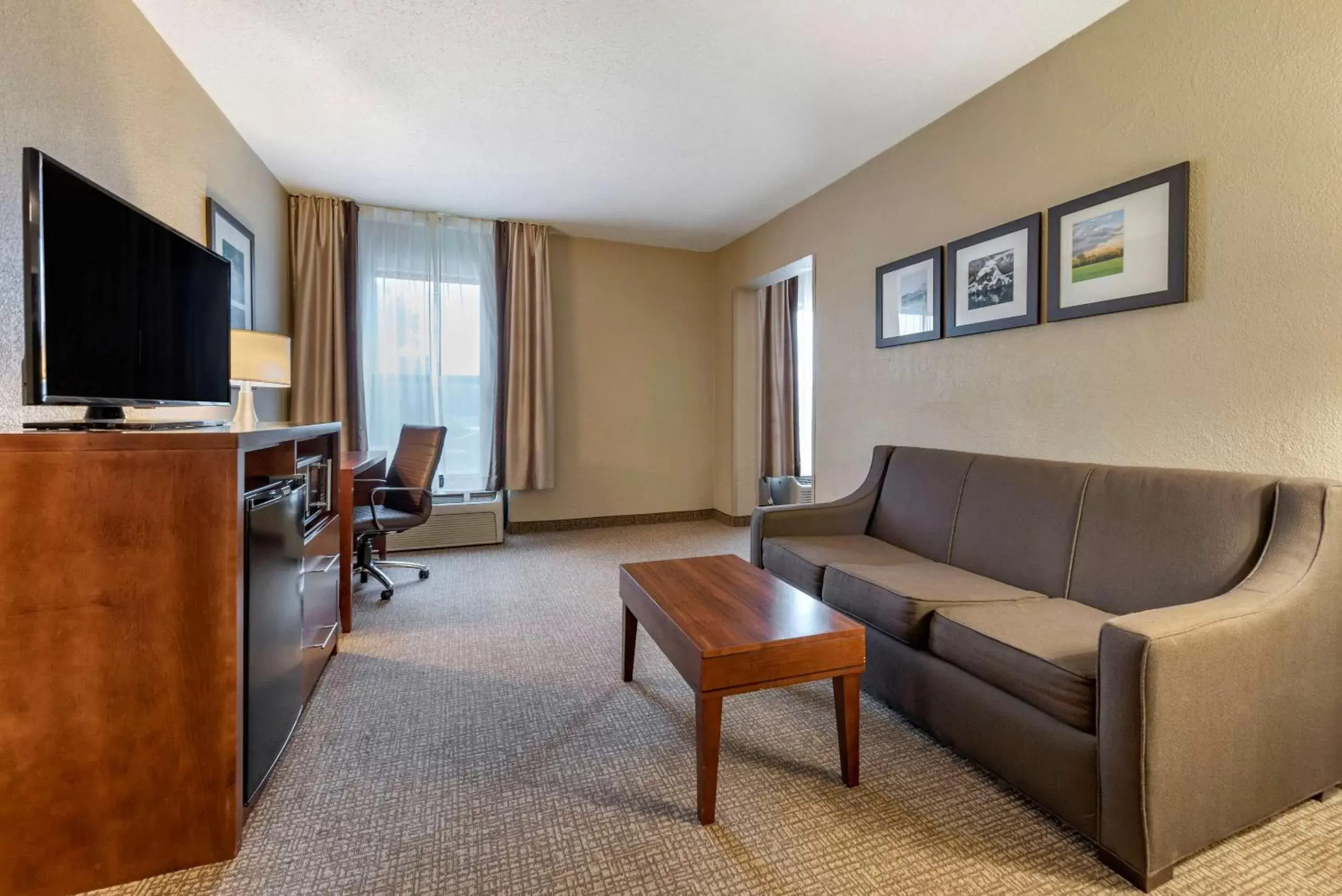 Photo of the whole room, Seating Area in Comfort Inn Madison