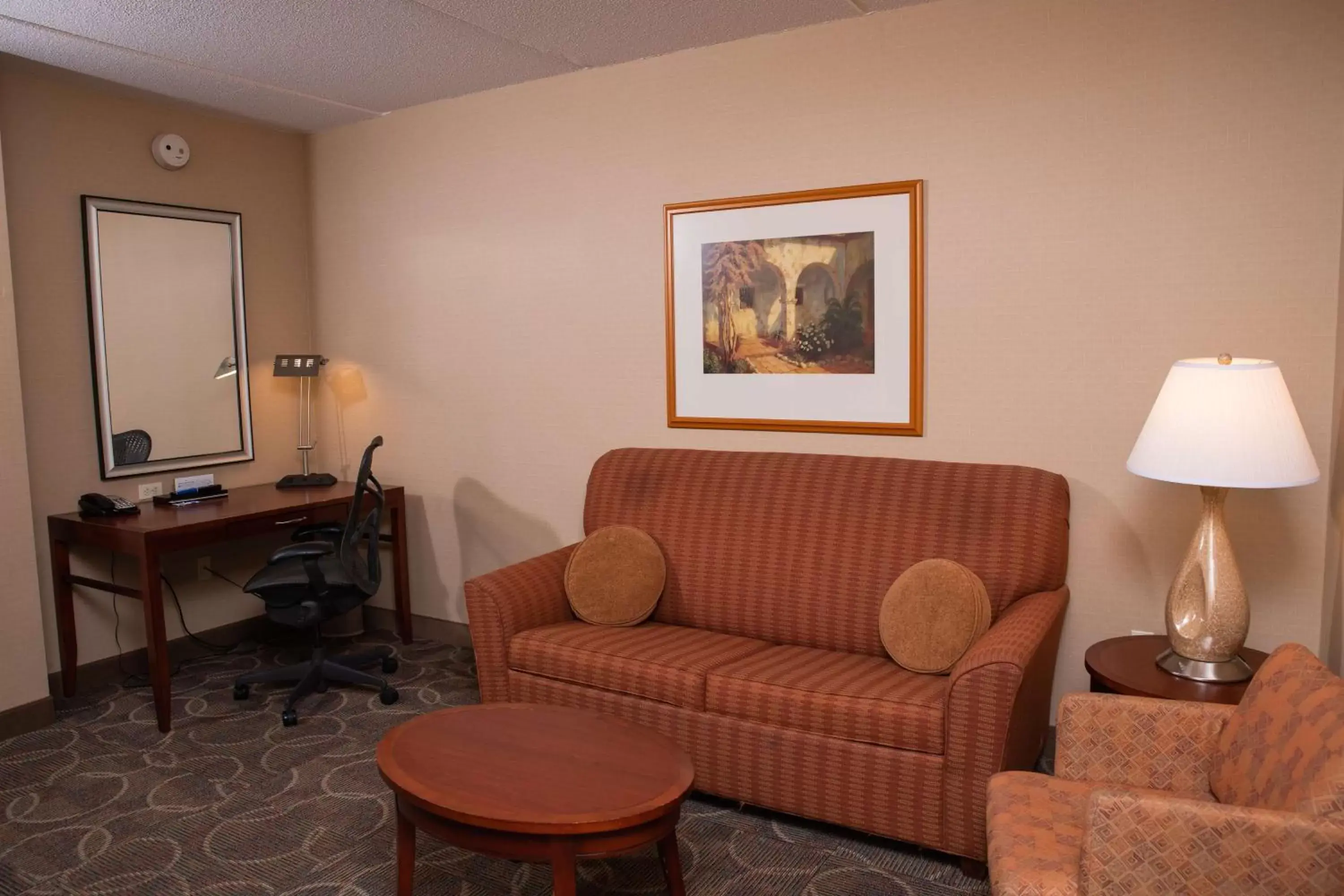 Bed, Seating Area in Hilton Garden Inn Erie