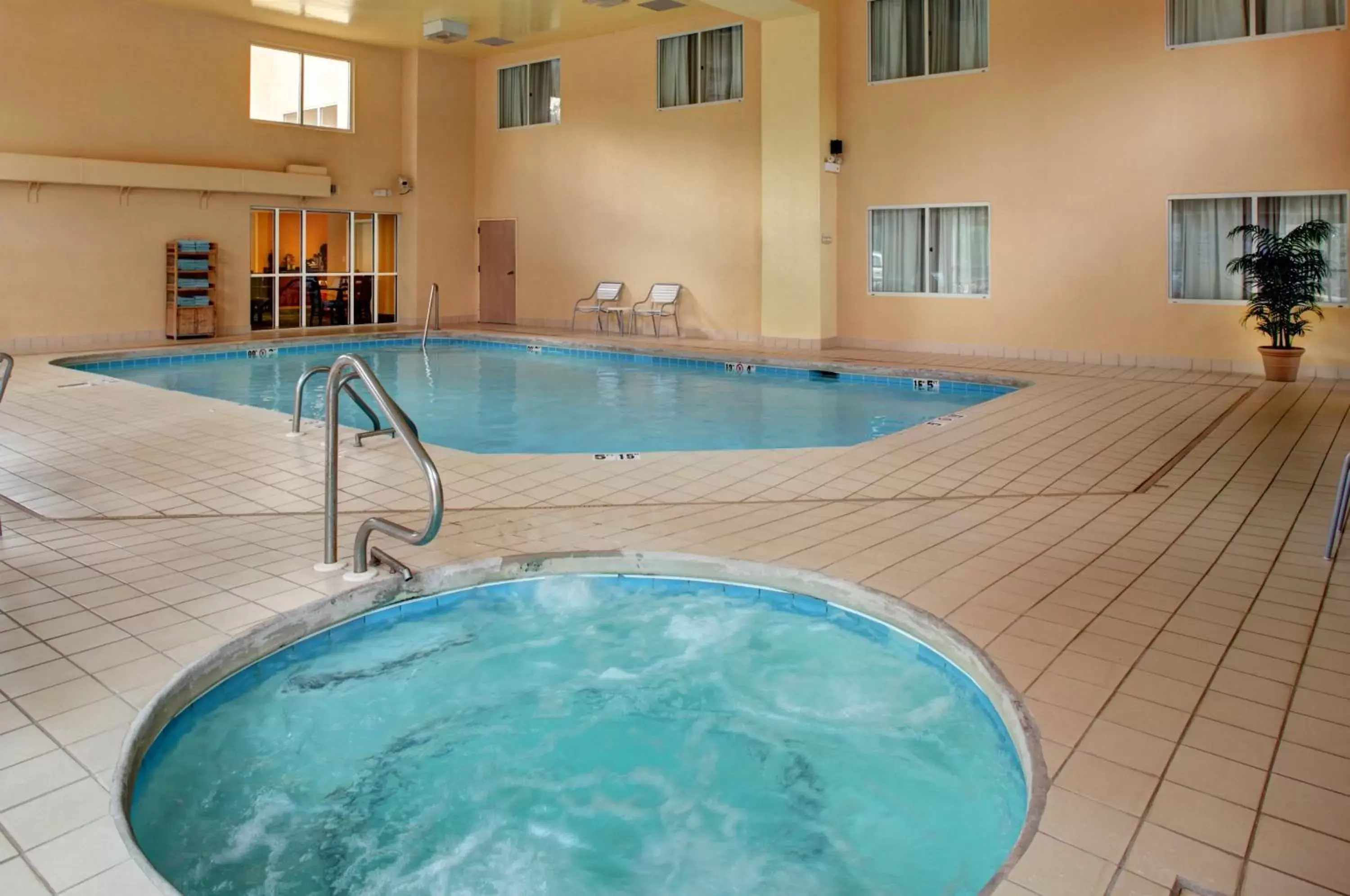 Hot Tub, Swimming Pool in Wingate by Wyndham Fletcher at Asheville Airport