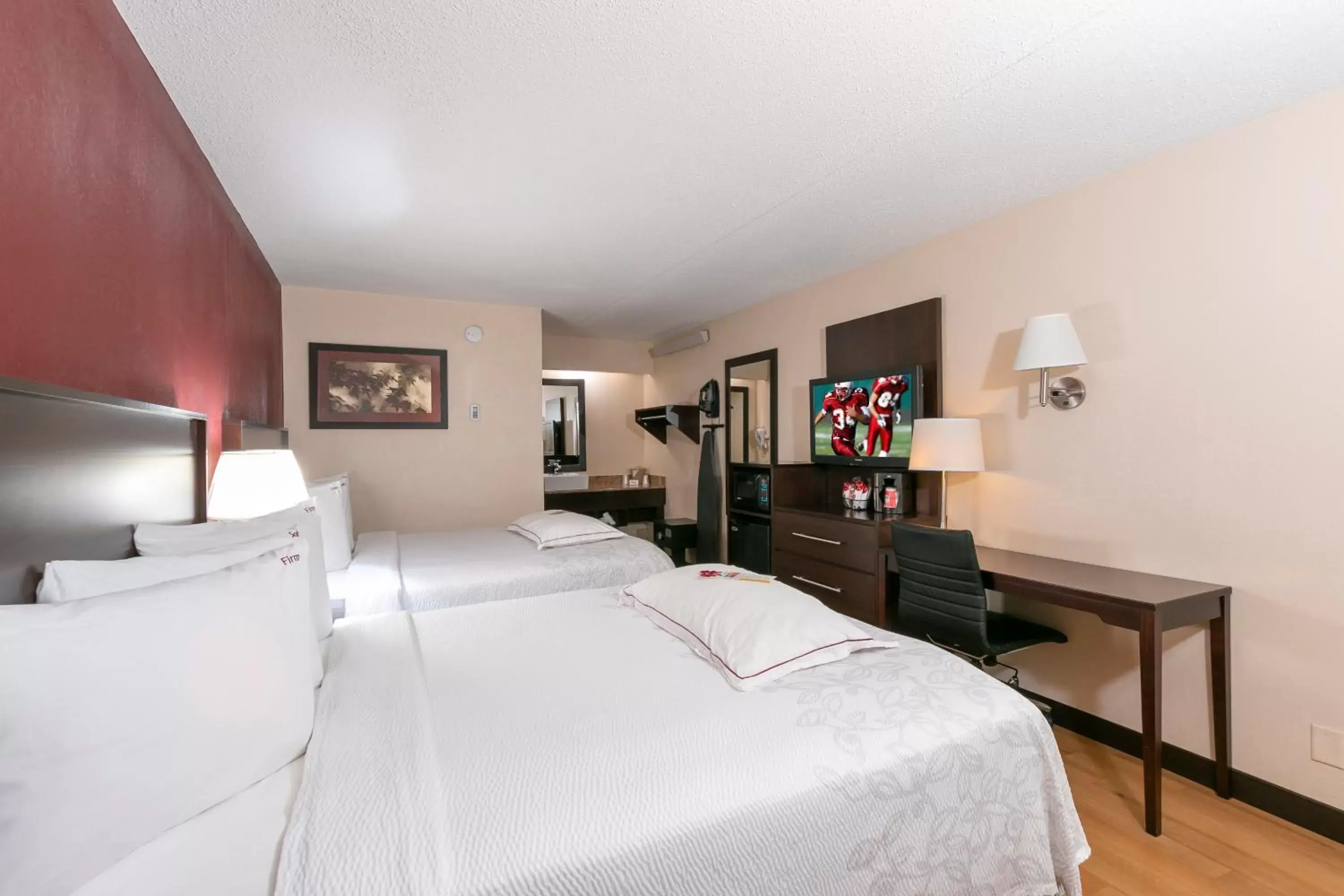 Photo of the whole room, Bed in Red Roof Inn PLUS+ Baltimore North - Timonium Photo of the whole room, Bed in Red Roof Inn PLUS+ Baltimore North - Timonium