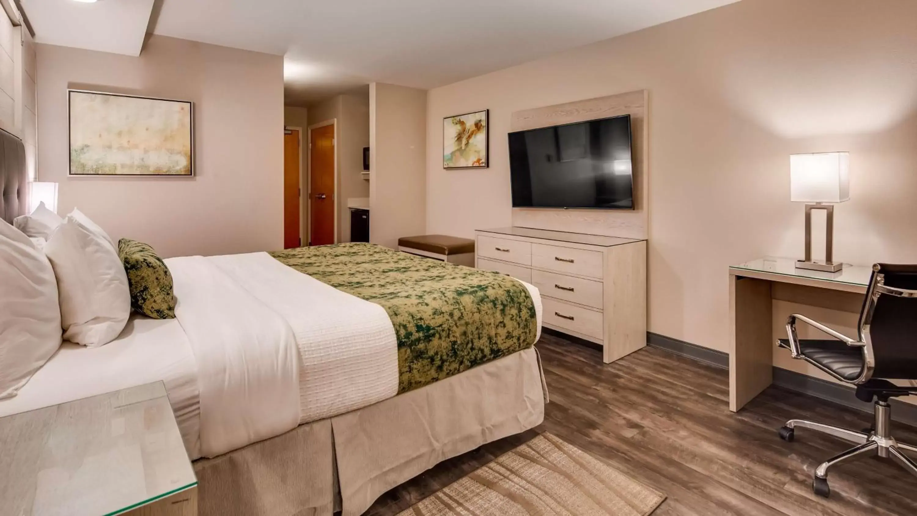 Photo of the whole room, Bed in Best Western Premier I-95 Savannah Airport/ Pooler West