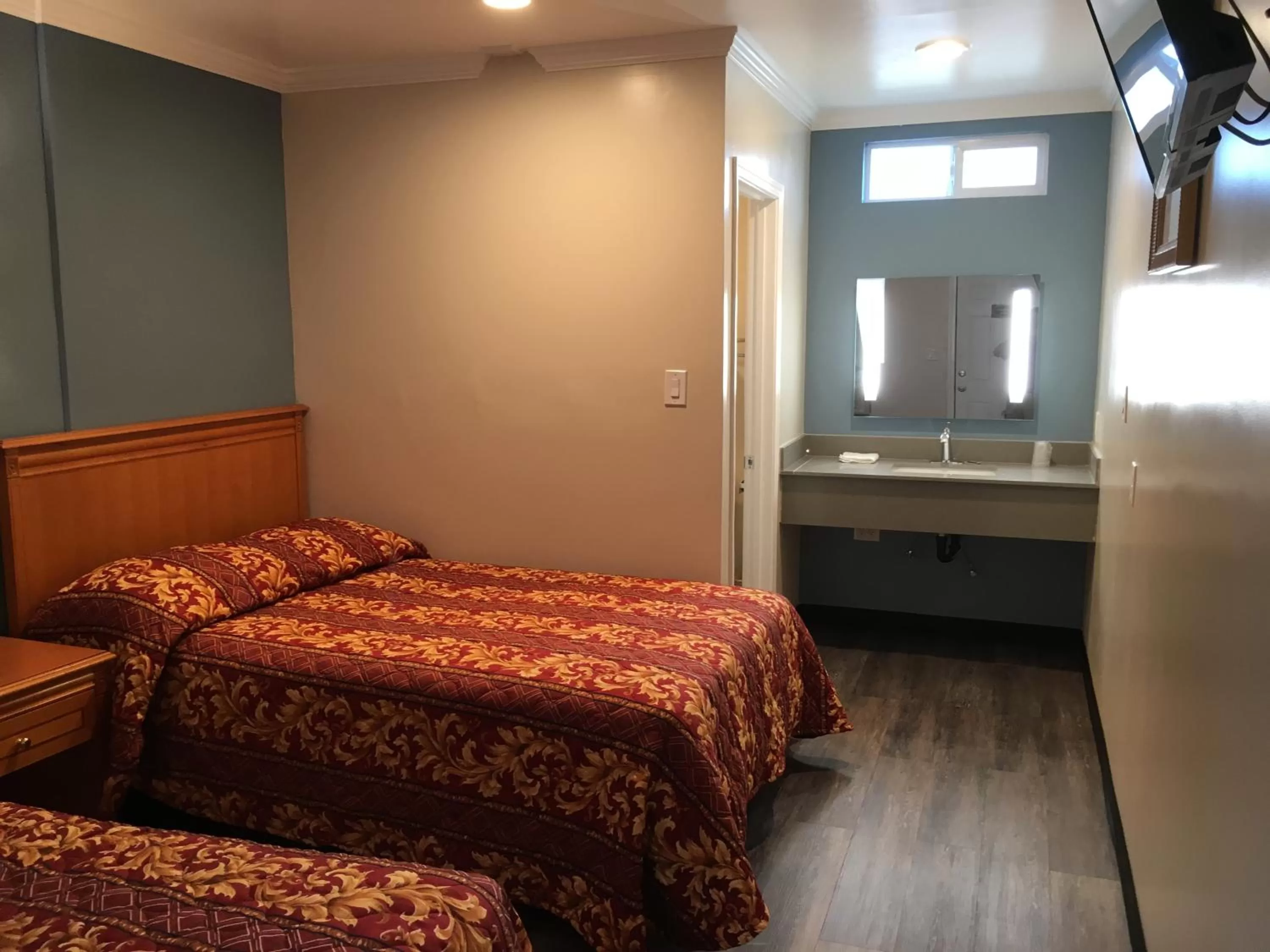 Photo of the whole room, Bed in Lincoln Park Motel