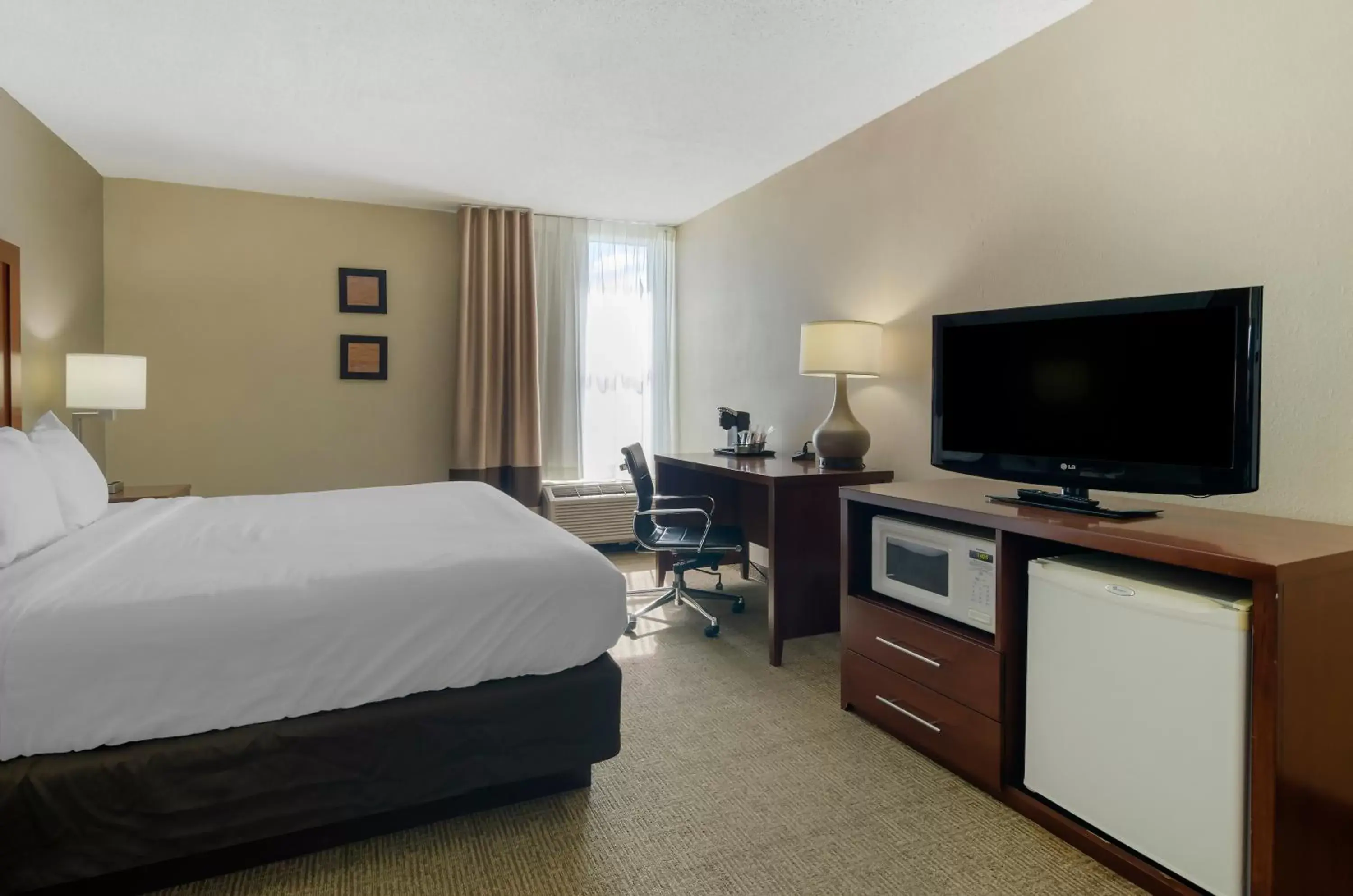 Photo of the whole room, TV/Entertainment Center in Comfort Inn Blacksburg University Area