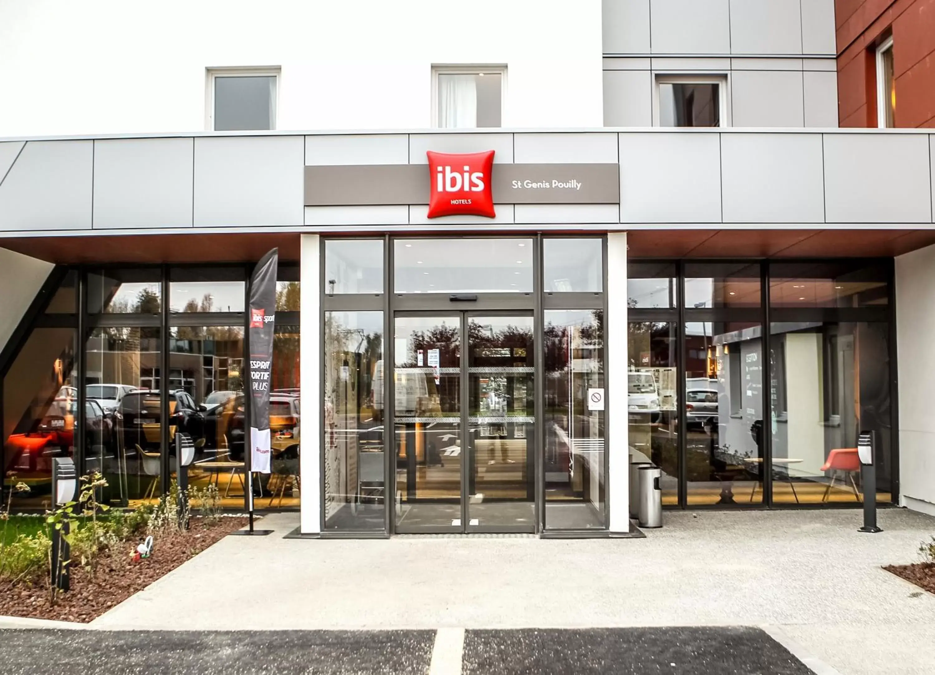 Facade/entrance in Ibis Saint-Genis-Pouilly Genève