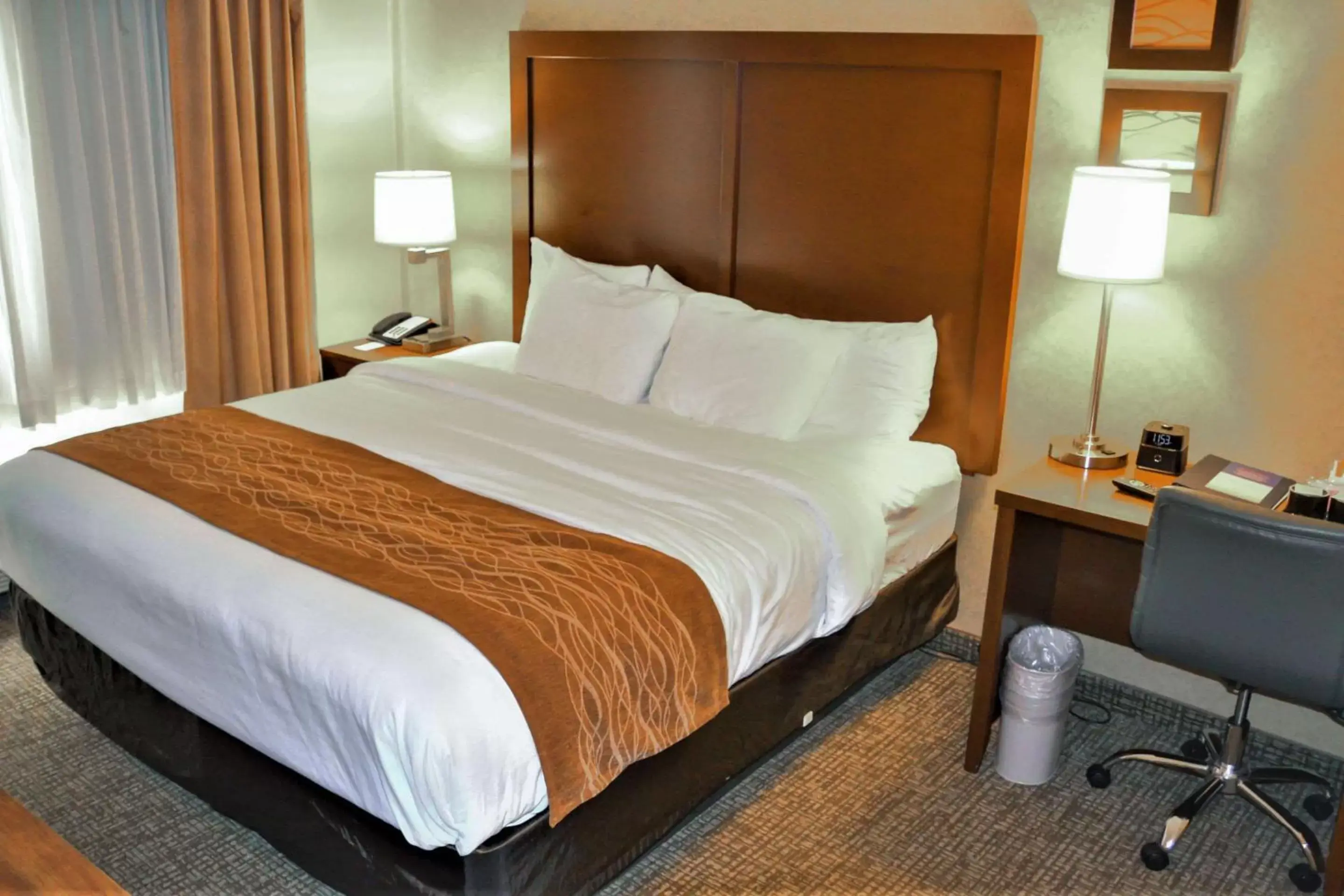 Photo of the whole room, Bed in Comfort Inn & Suites Vancouver Downtown City Center