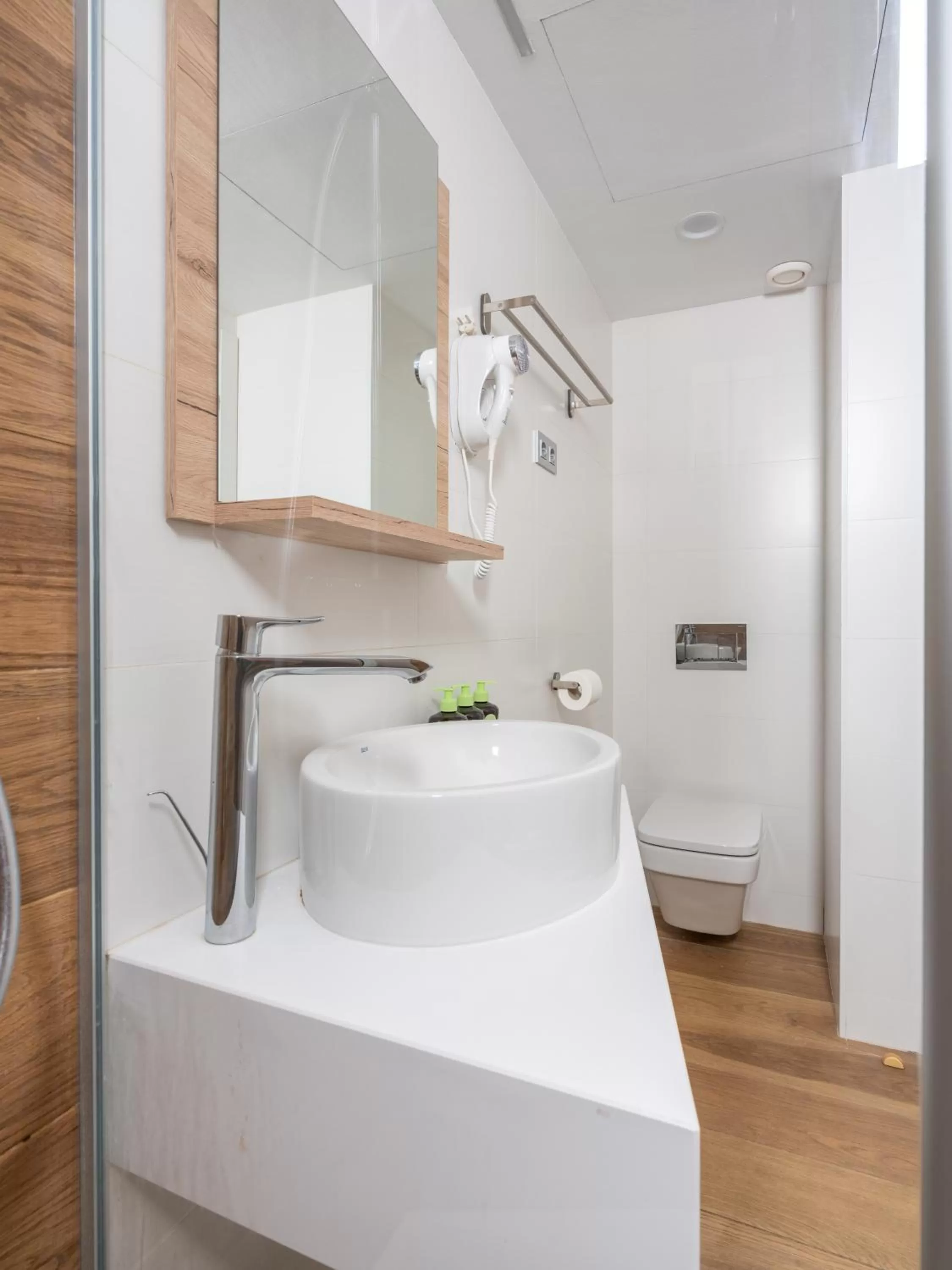 Bathroom in Limehome Barcelona Carrer de Fontcoberta - Digital Access