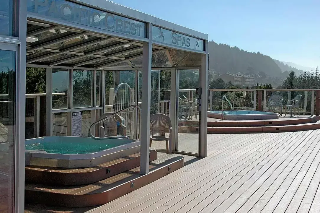 Swimming Pool in Gold Beach Inn