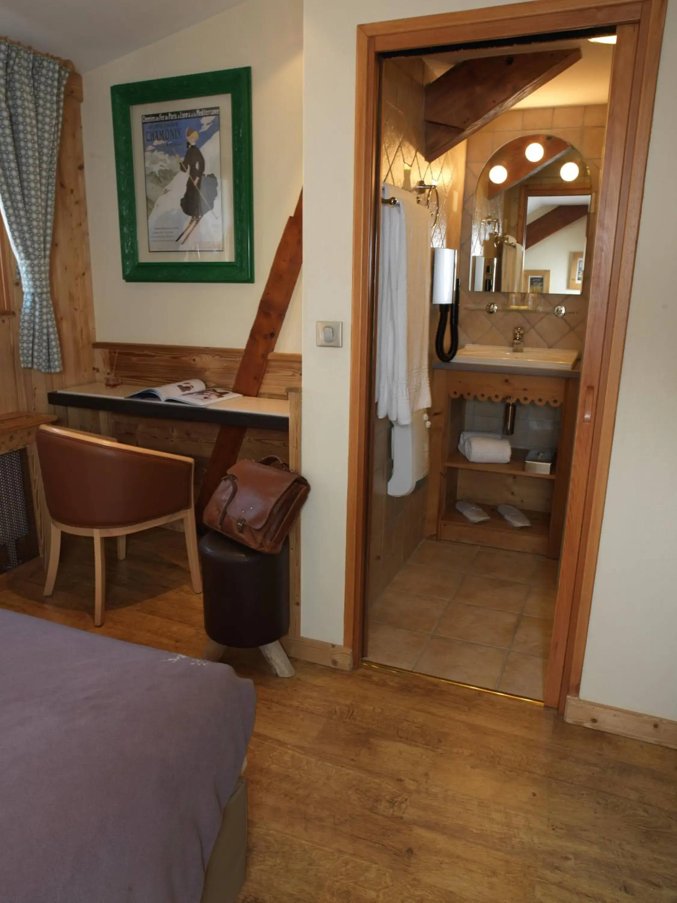 Photo of the whole room, Bathroom in Auberge du Manoir