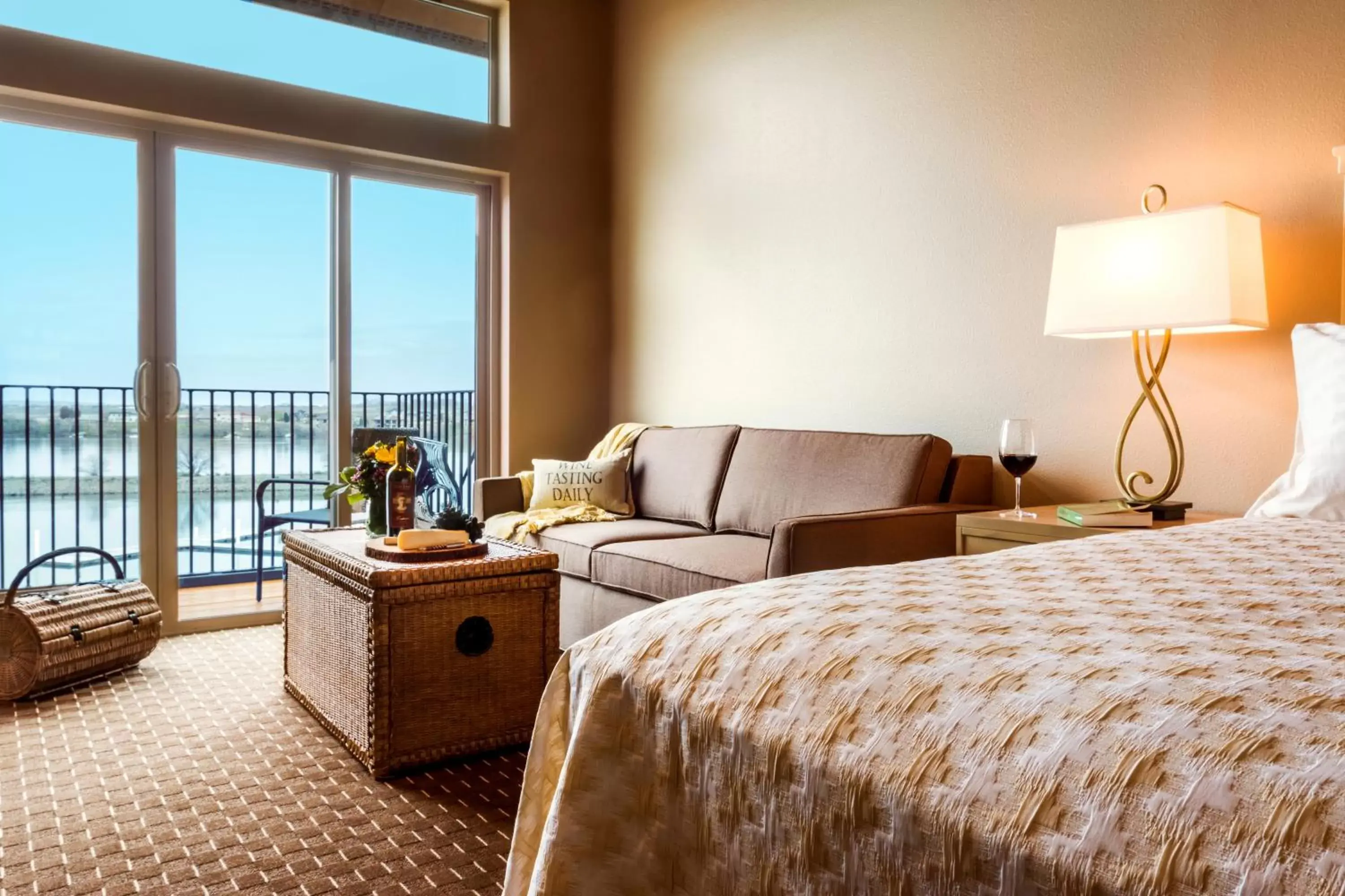 Bed, Seating Area in The Lodge at Columbia Point