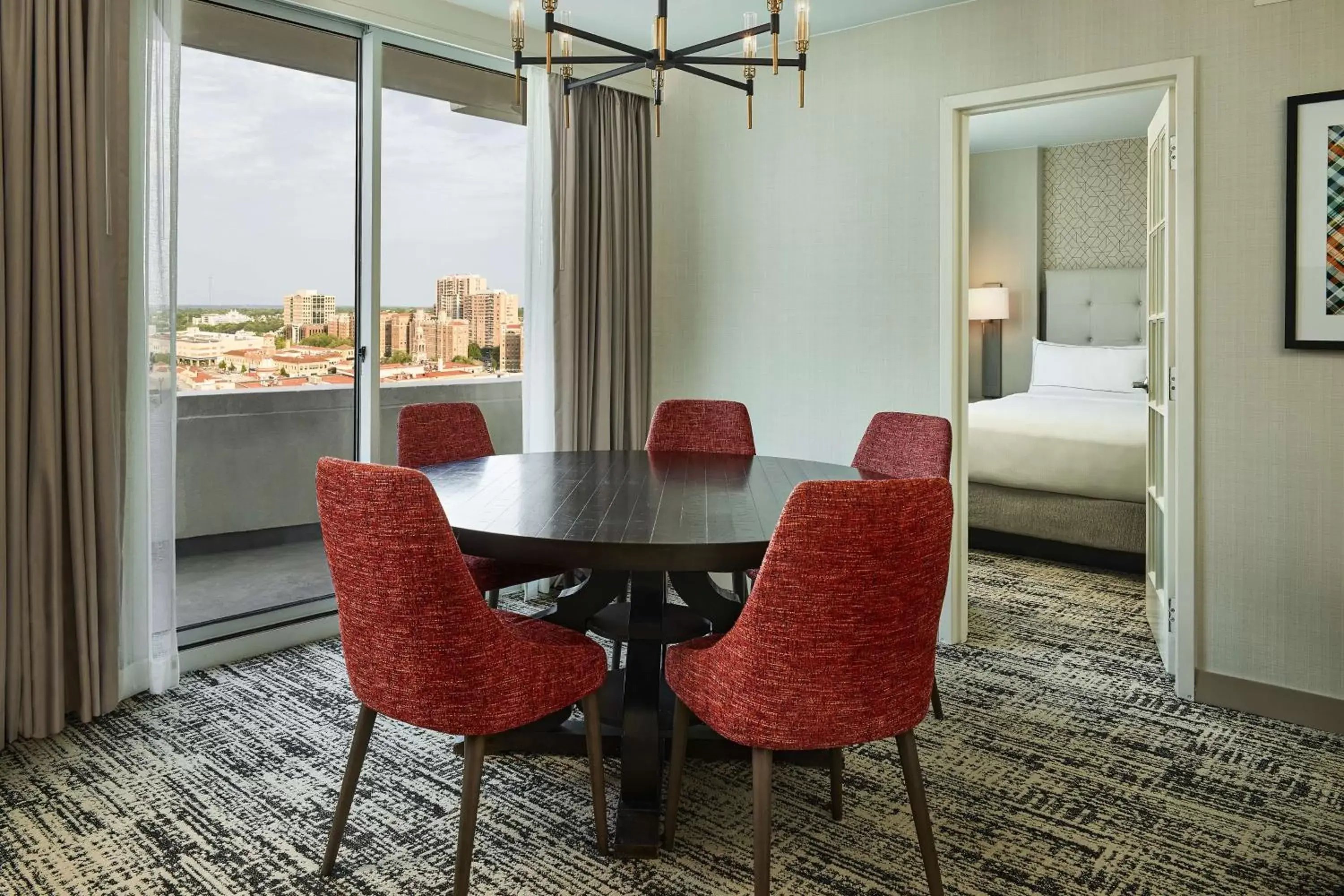 Bed, Dining Area in Hilton Kansas City Country Club Plaza