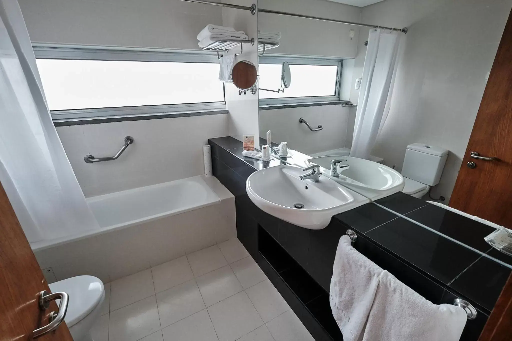 Shower, Bathroom in Hotel Praia Marina by RIDAN Hotels