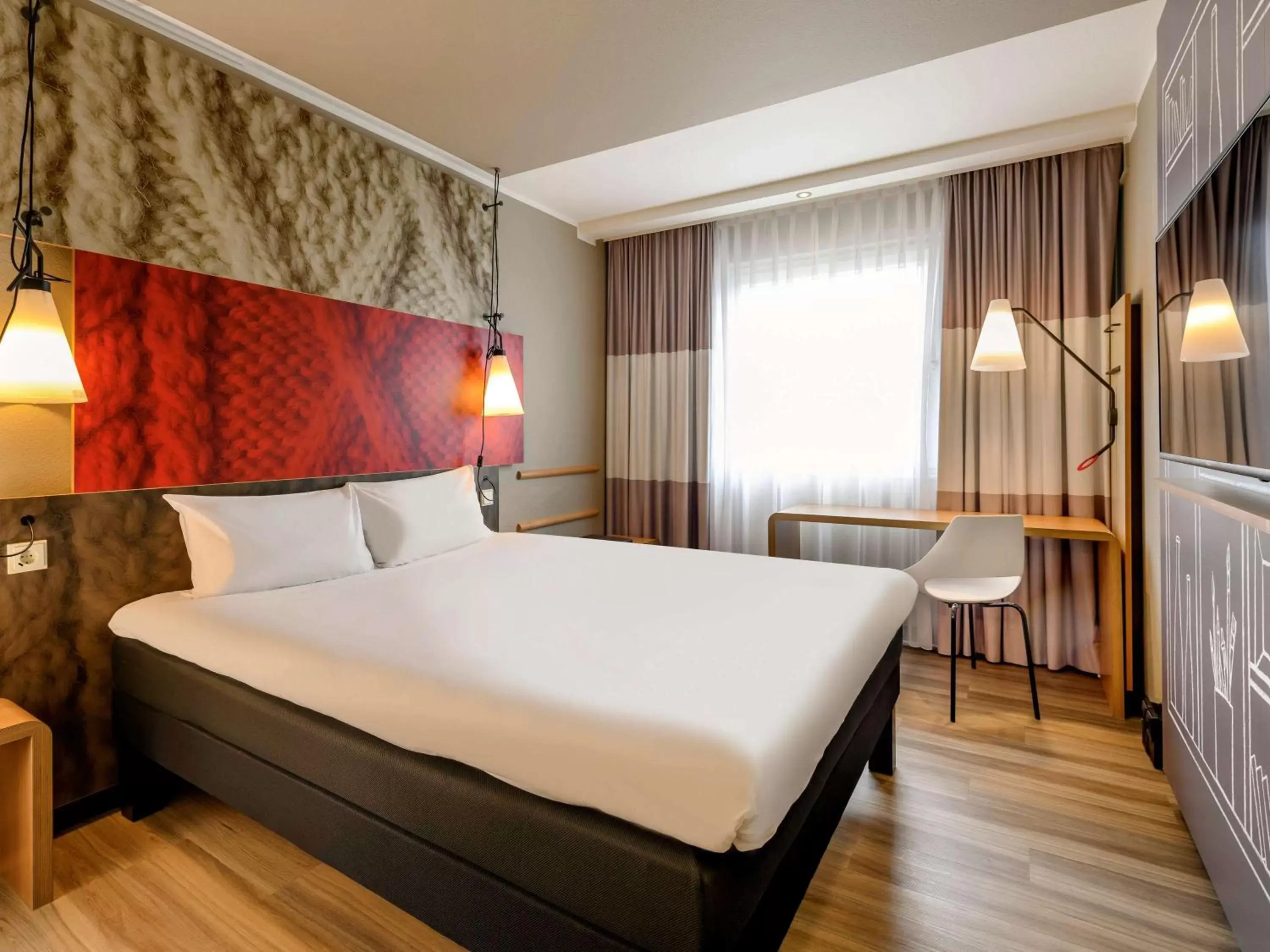 Photo of the whole room, Bed in ibis Mainz City