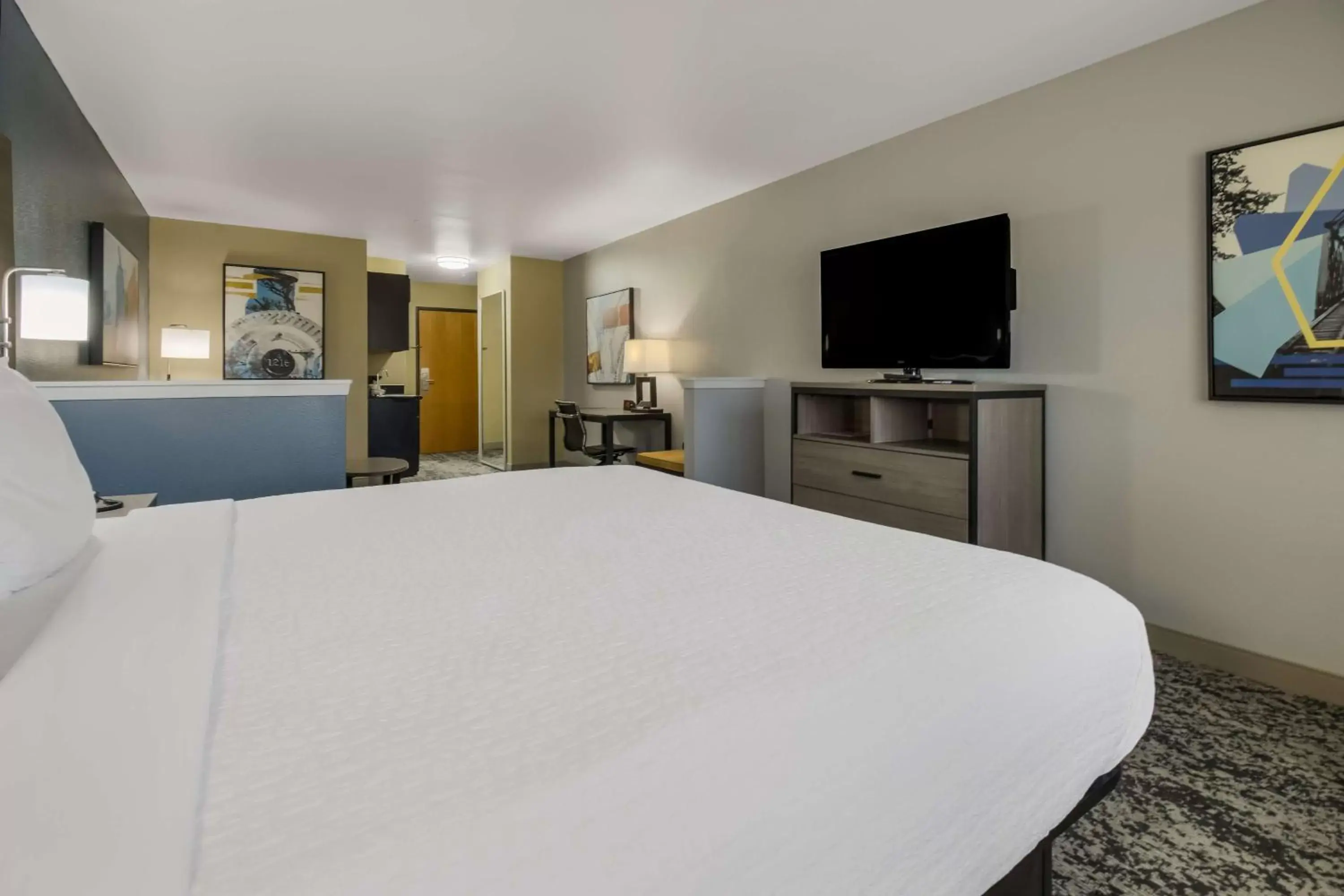 Photo of the whole room, Bed in Best Western Temple Inn & Suites