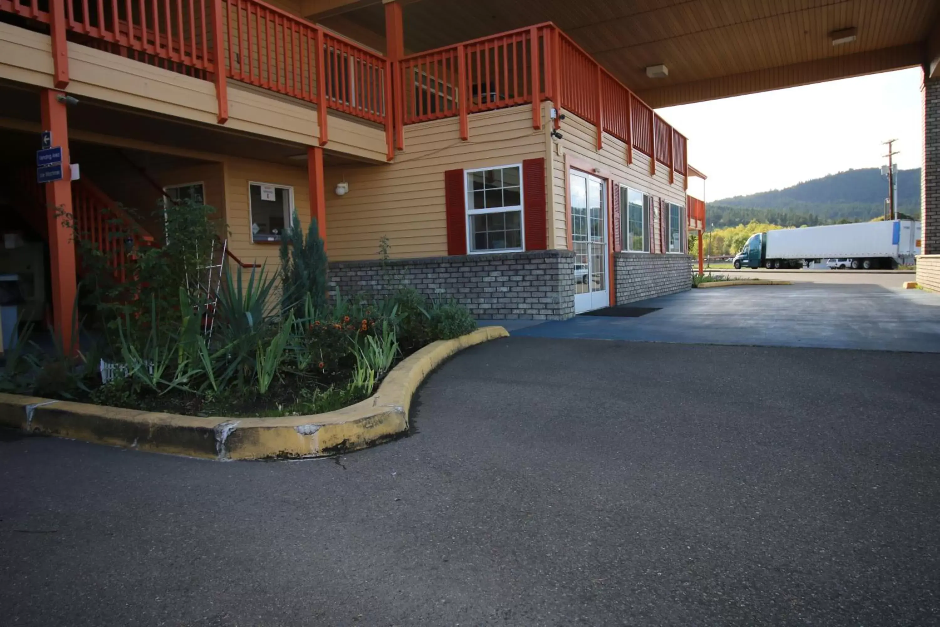 Facade/entrance, Property Building in Rice Hill Inn