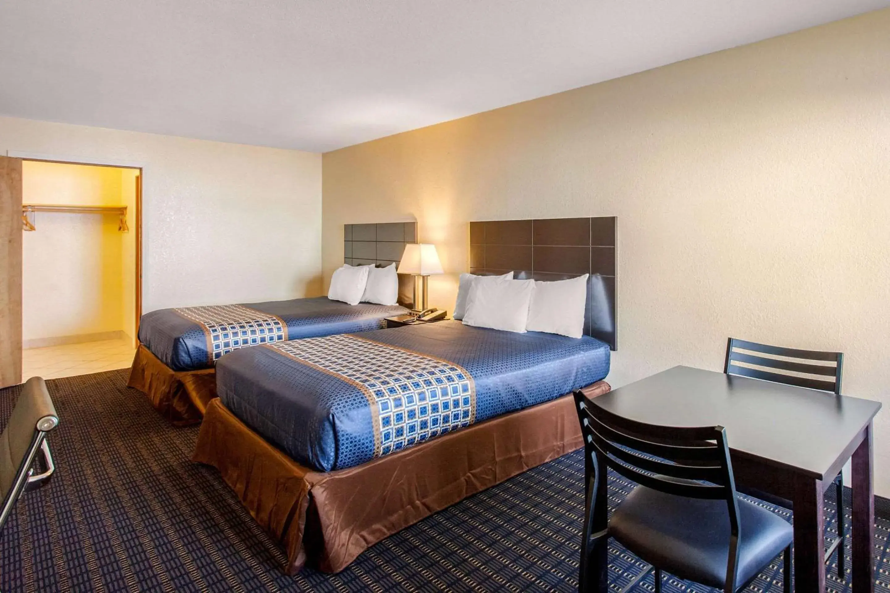 Photo of the whole room, Bed in Rodeway Inn Coeur d'Alene