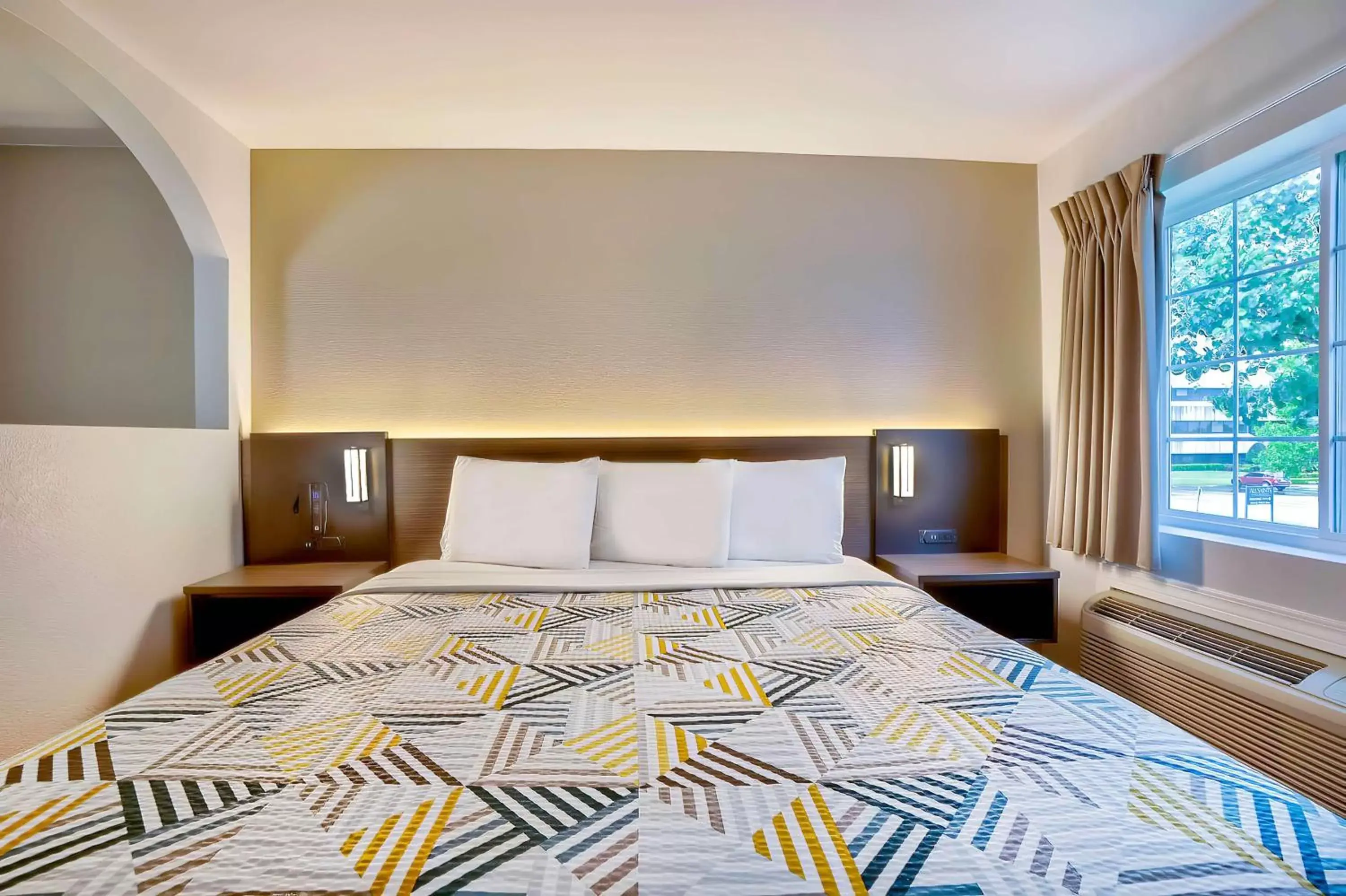 Standard King Room - Non-Smoking in Motel 6 Tulsa, Ok - Central Standard King Room - Non-Smoking in Motel 6 Tulsa, Ok - Central