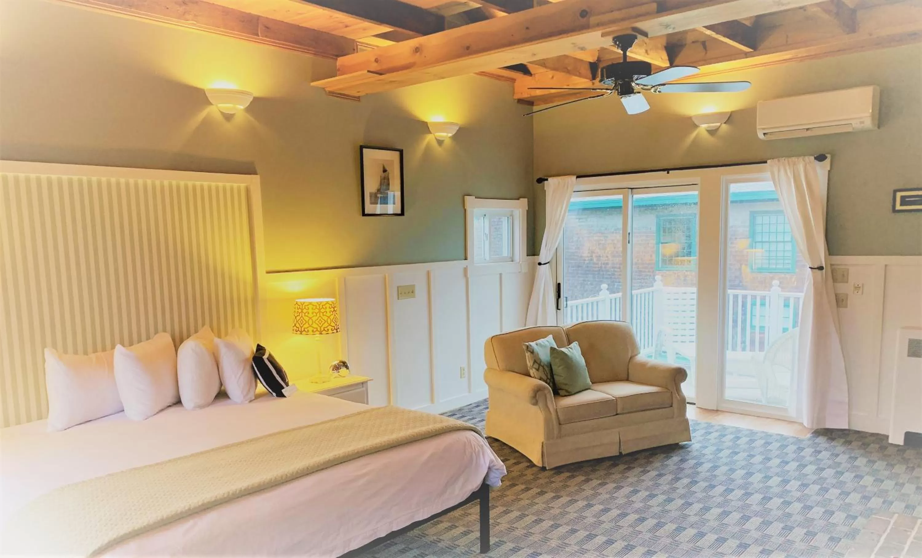 Bed in Acadia Hotel - Downtown