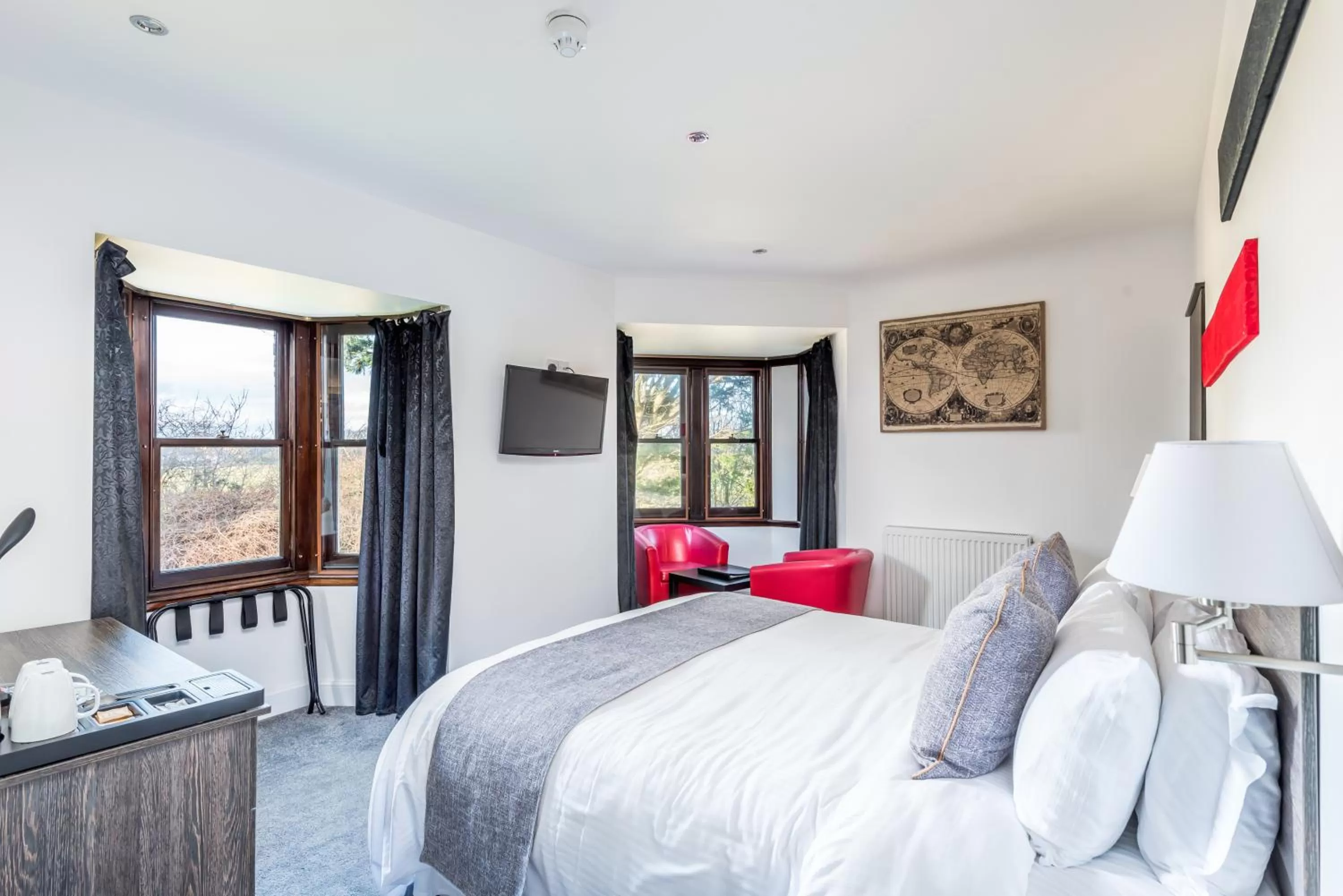 Bed in Grey Harlings Rooms