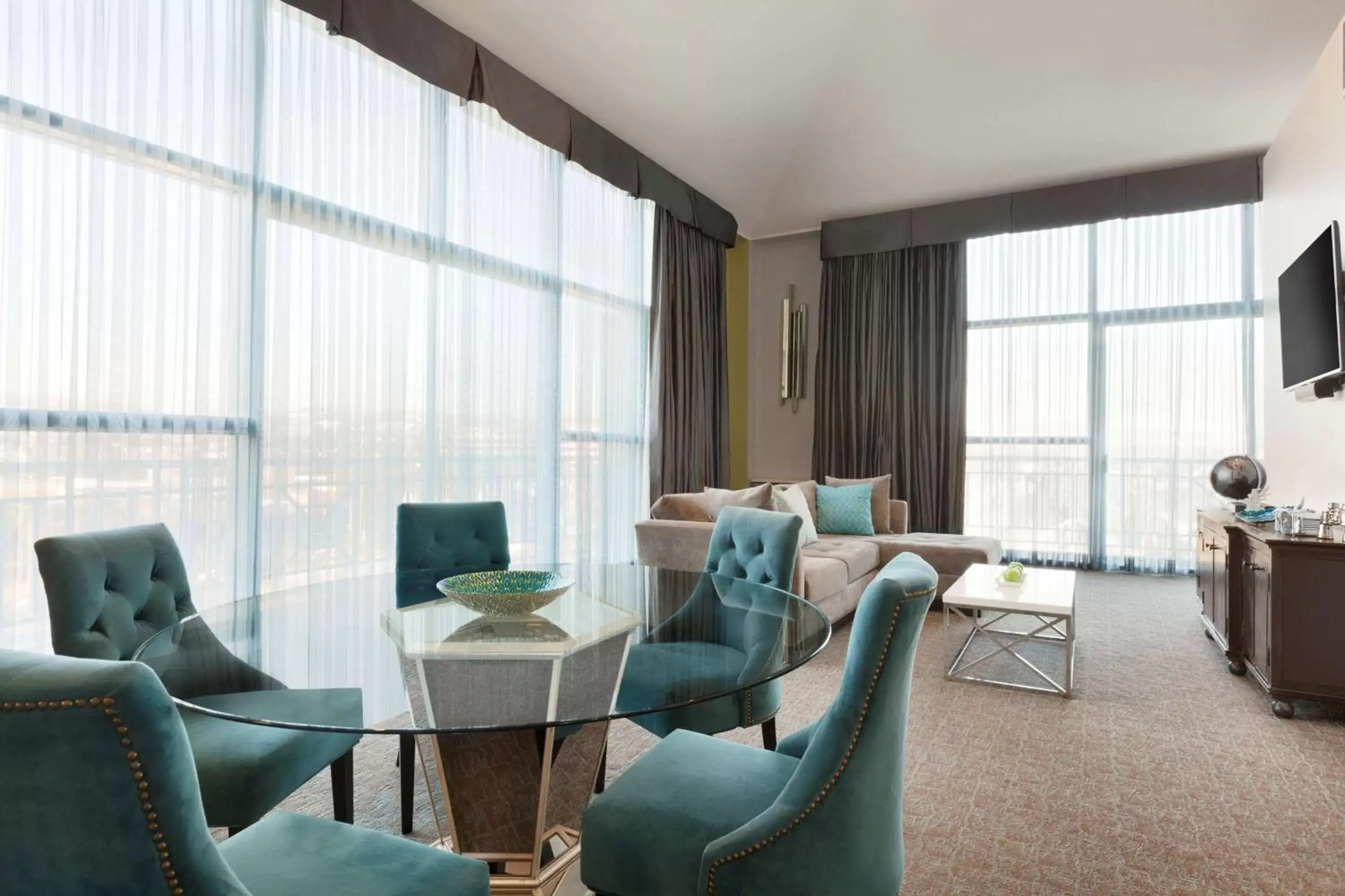 Bed, Seating Area in Embassy Suites by Hilton Brea - North Orange County